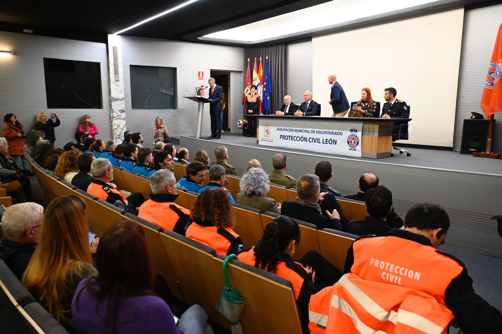 Un instante del acto de entrega de las Medallas a los Voluntarios de Protección Civil en el Salón Alfonso V. | SAÚLARÉN