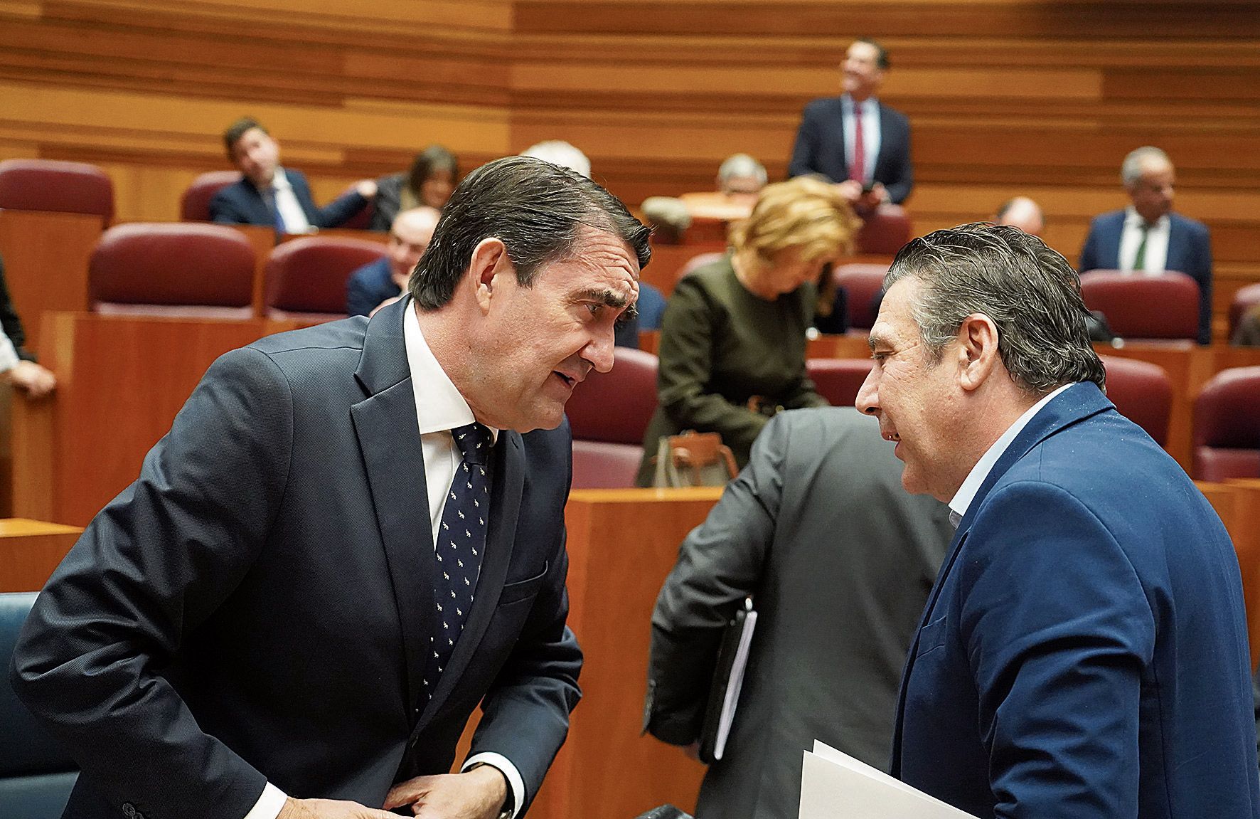 El consejero de Medio Ambiente Juan Carlos Suárez-Quiñones y el portavoz de UPL, Luis Mariano Santos, ayer en el pleno. | ICAL