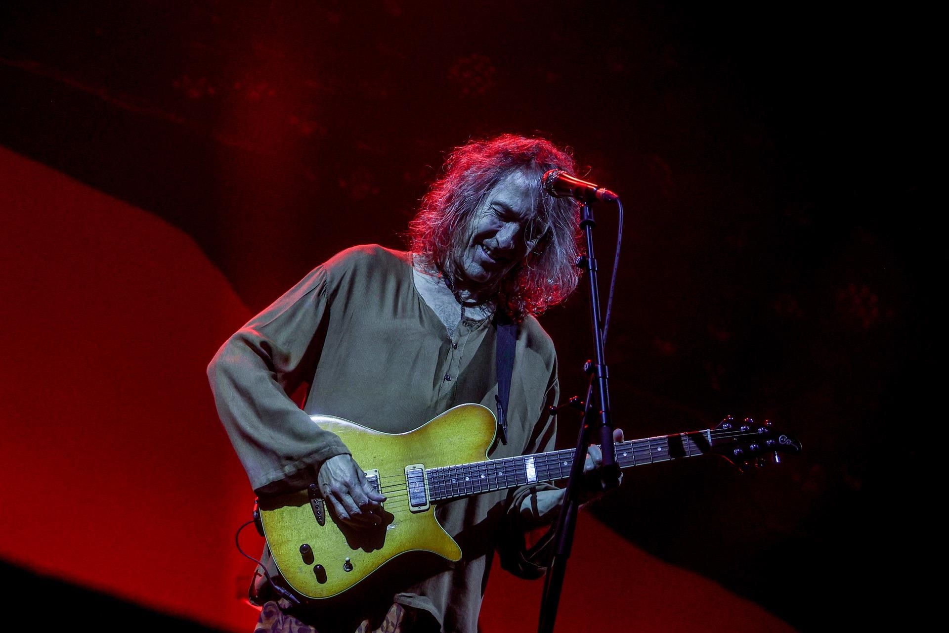 El cantante Roberto Iniesta durante un concierto en Madrid a 25 de mayo de 2024, en su última gira. | EUROPA PRESS