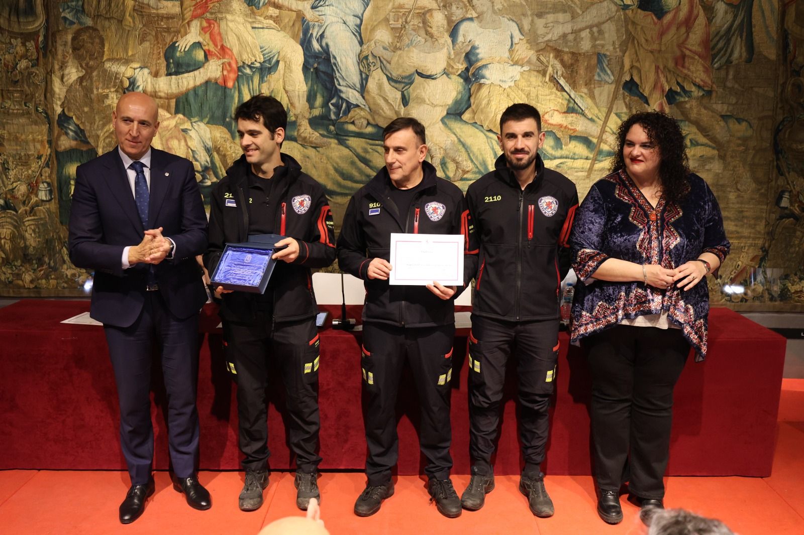 Bomberos de León, homenajeados por su ayuda a los valencianos en la Dana. | FERNANDO OTERO