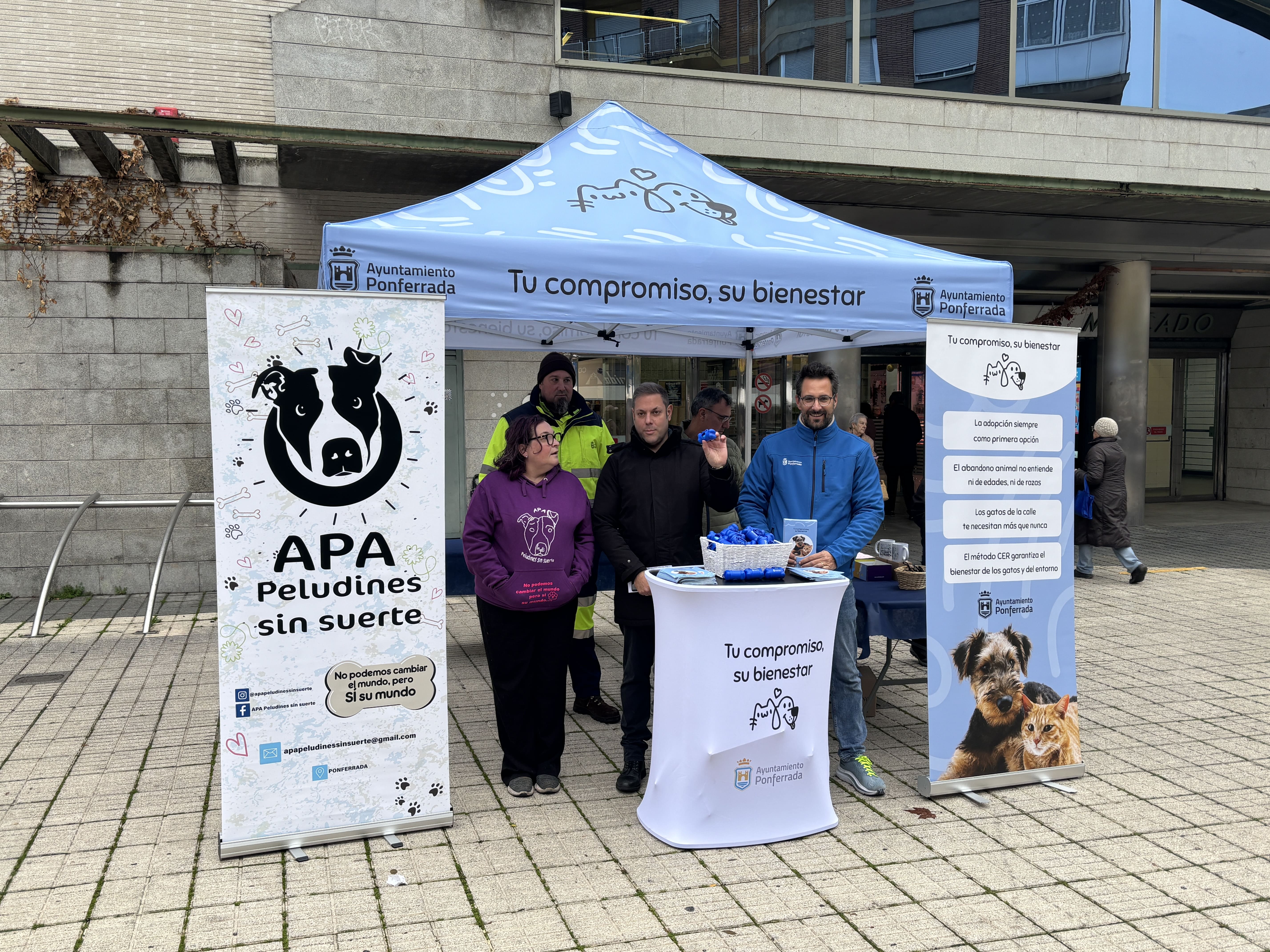 Campaña informativa con motivo del Día Internacional de los Derechos de los Animales. | JAVIER FERNÁNDEZ