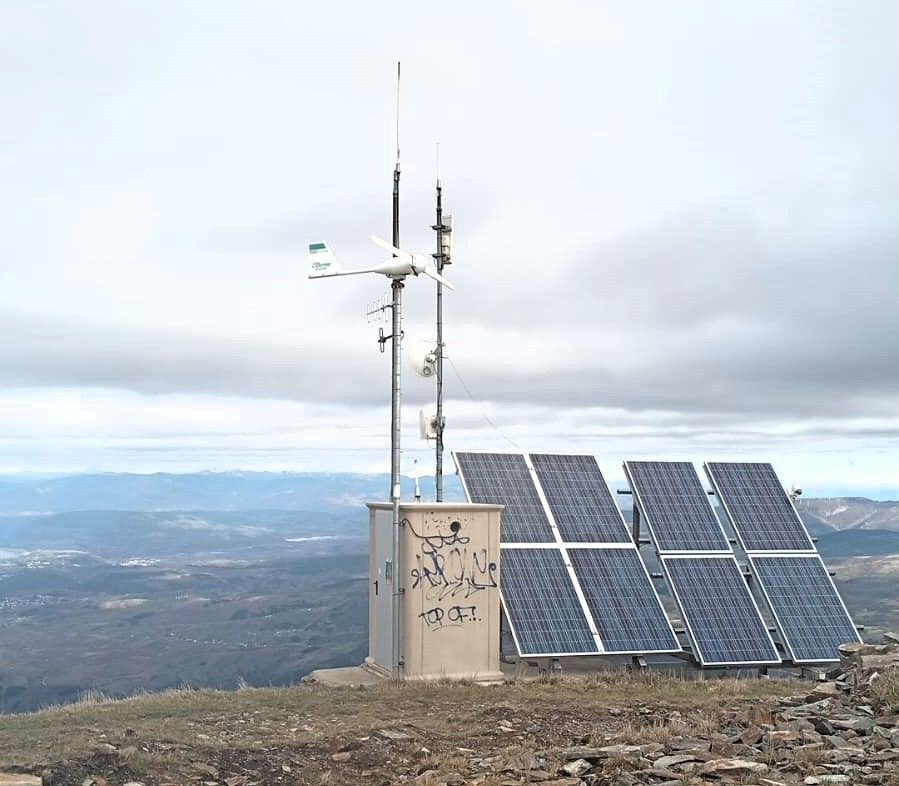 Instalaciones en el pico de la Aquiana, en Ponferrada.