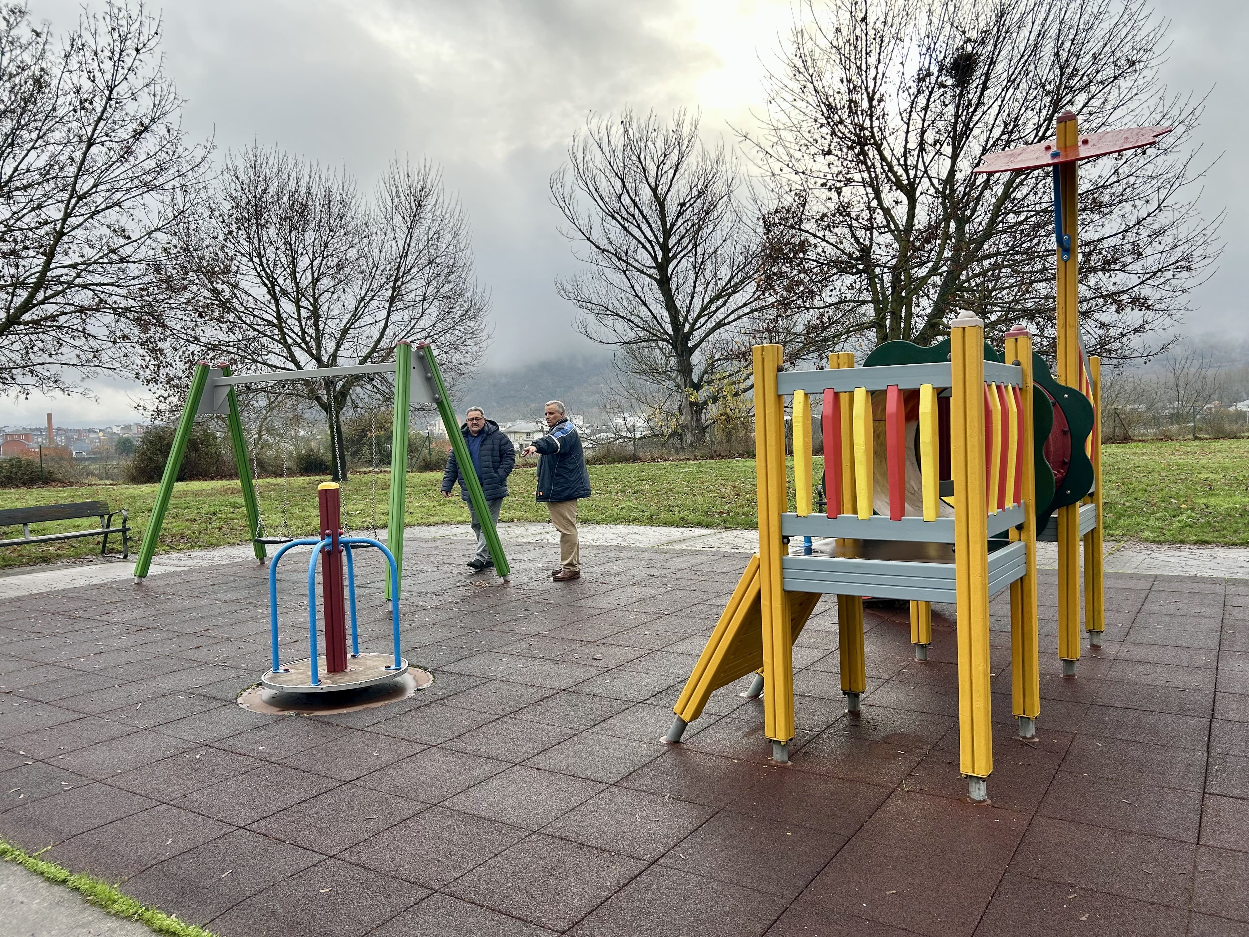 Renovación de los juegos infantiles del barrio ponferradino de La Placa.