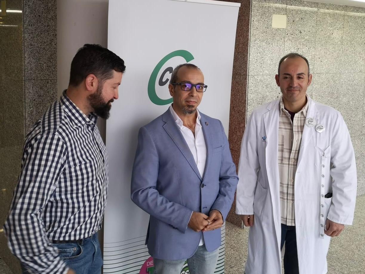 Vega en el centro, durante su visita a Ponferrada. 