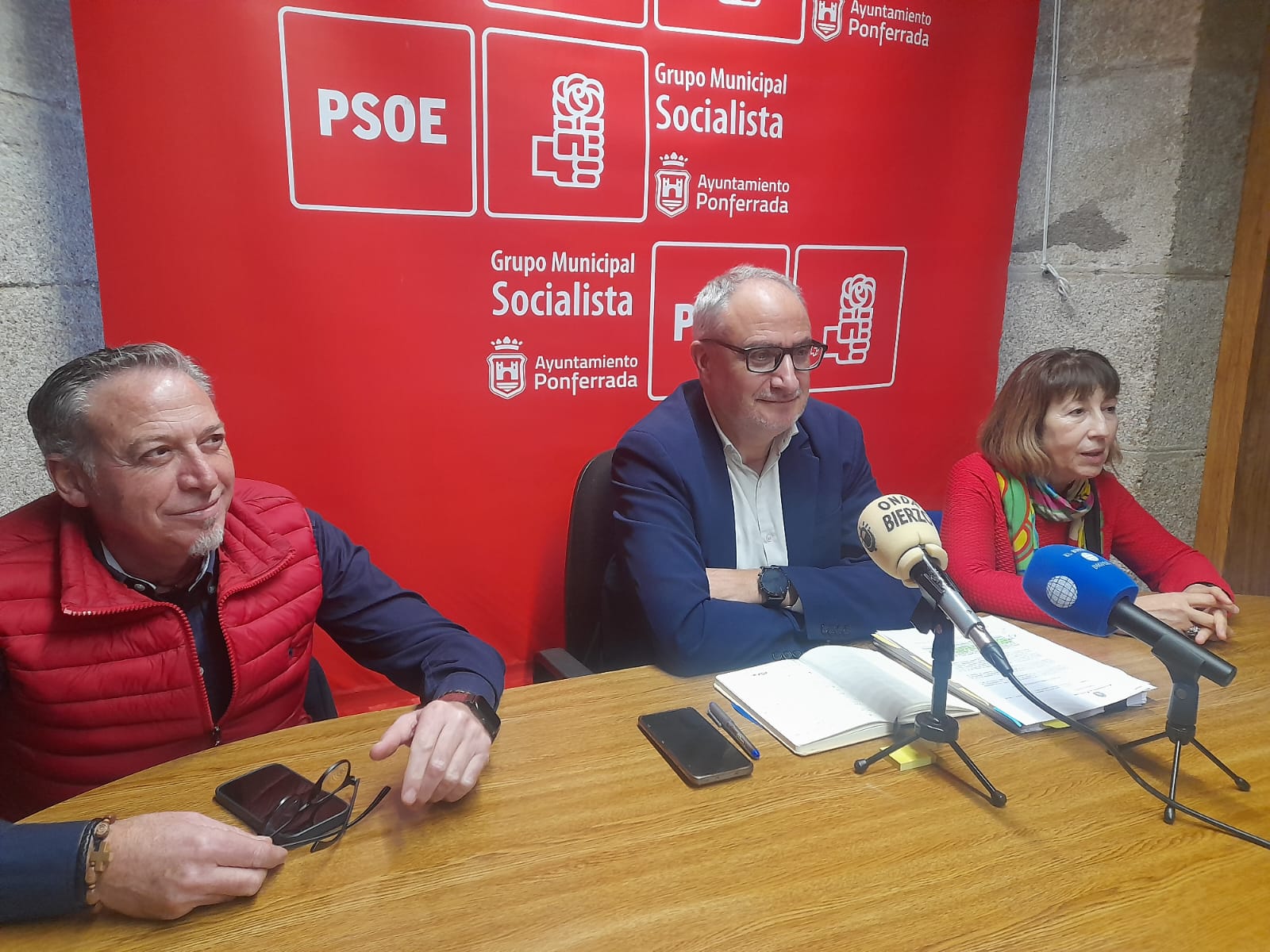 Rueda de prensa del PSOE en el Ayuntamiento de Ponferrada. | MAR IGLESIAS