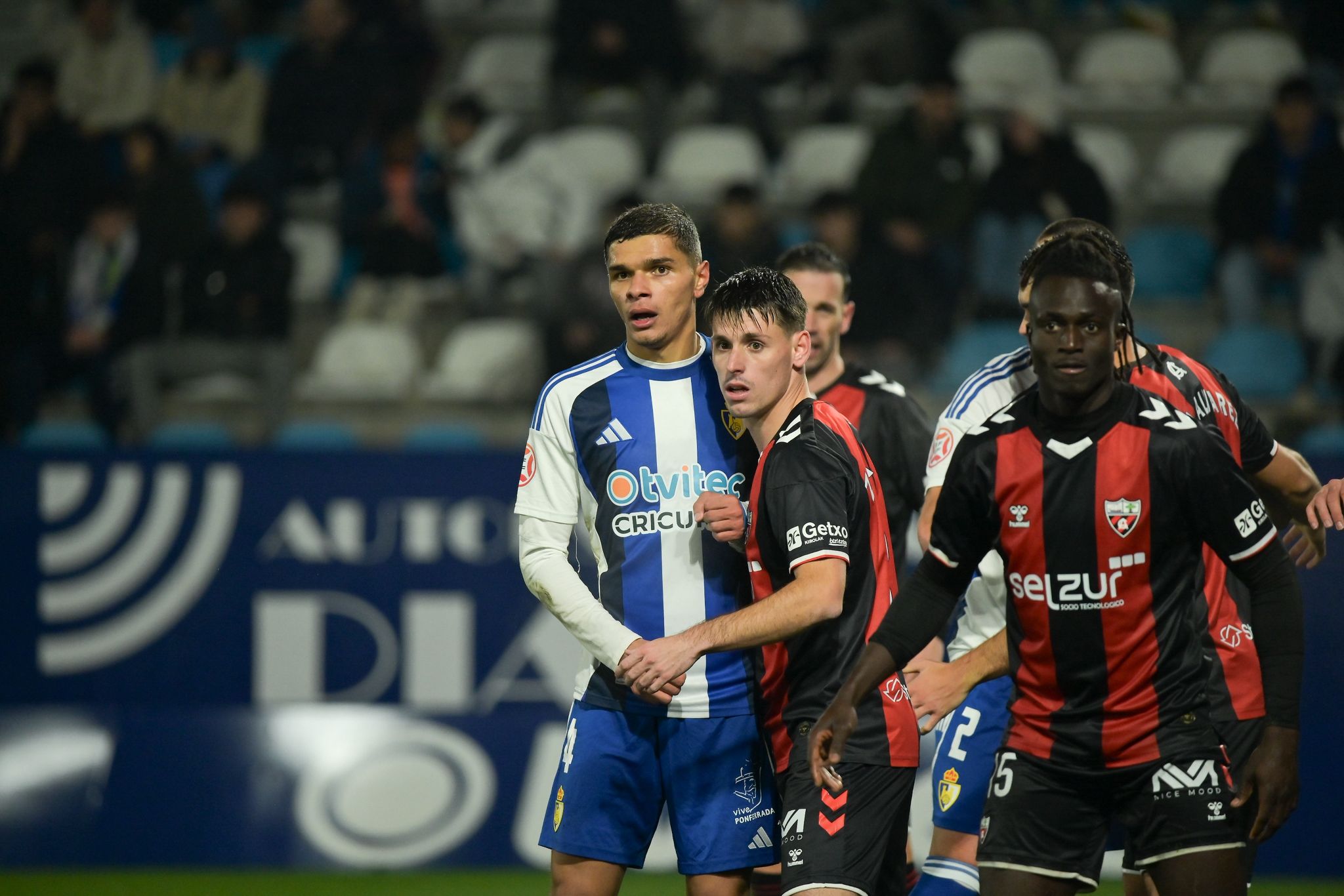 Boris esperando a rematar un balón parado en el área del Arenas en El Toralín. QUINITO