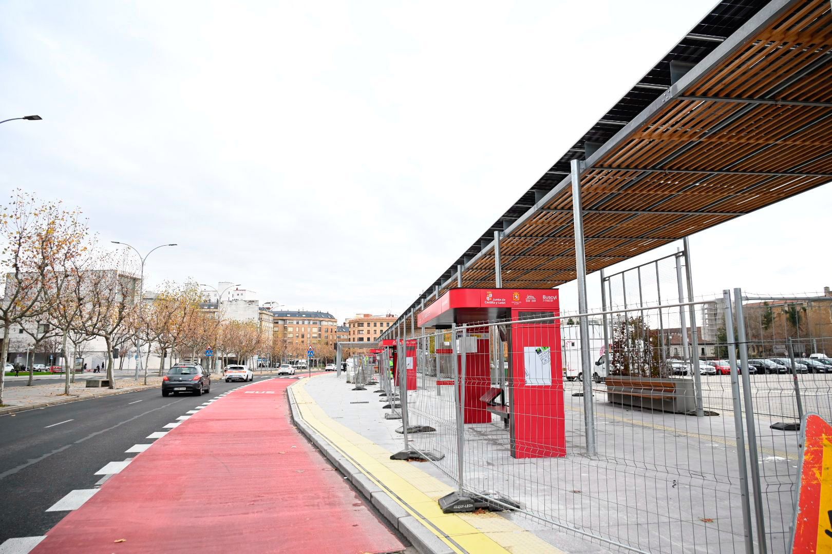 Nuevas marquesinas en el futuro intercambiador de Reyes Leoneses. | SAÚL ARÉN