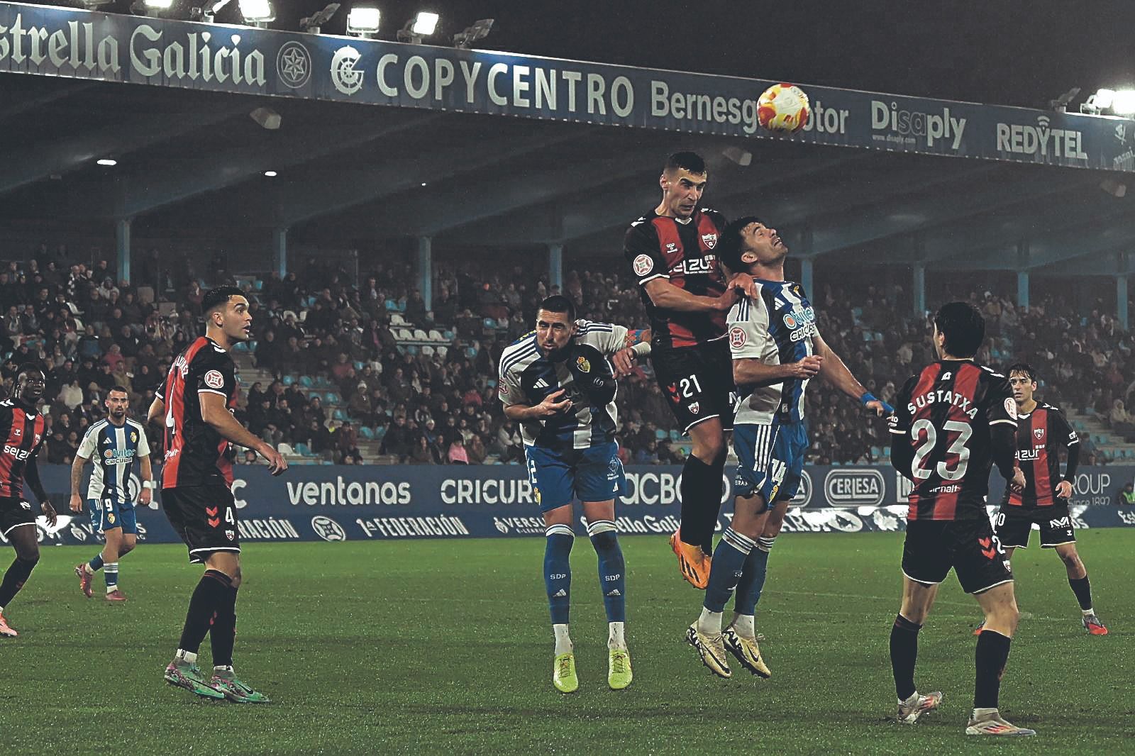 Xemi y Andújar disputan un balón parado durante el partido ante el Arenas. QUINITO
