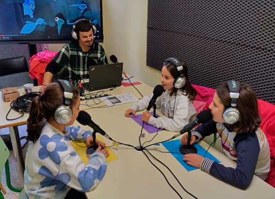 Dini con algunas de sus alumnas en el doblaje de escenas de 'Hércules'. | L.N.C.