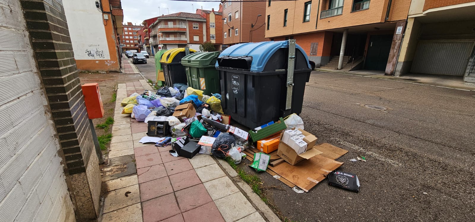 Basura sin recoger en Trobajo del Camino este miércoles. | L.N.C.