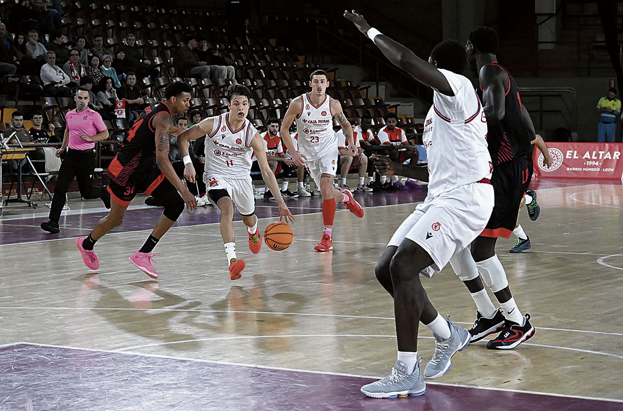 Dídac Cebolla penetra con Amadasun pidiendo el balón en el poste y Van der Heijden al fondo. | SAÚL ARÉN