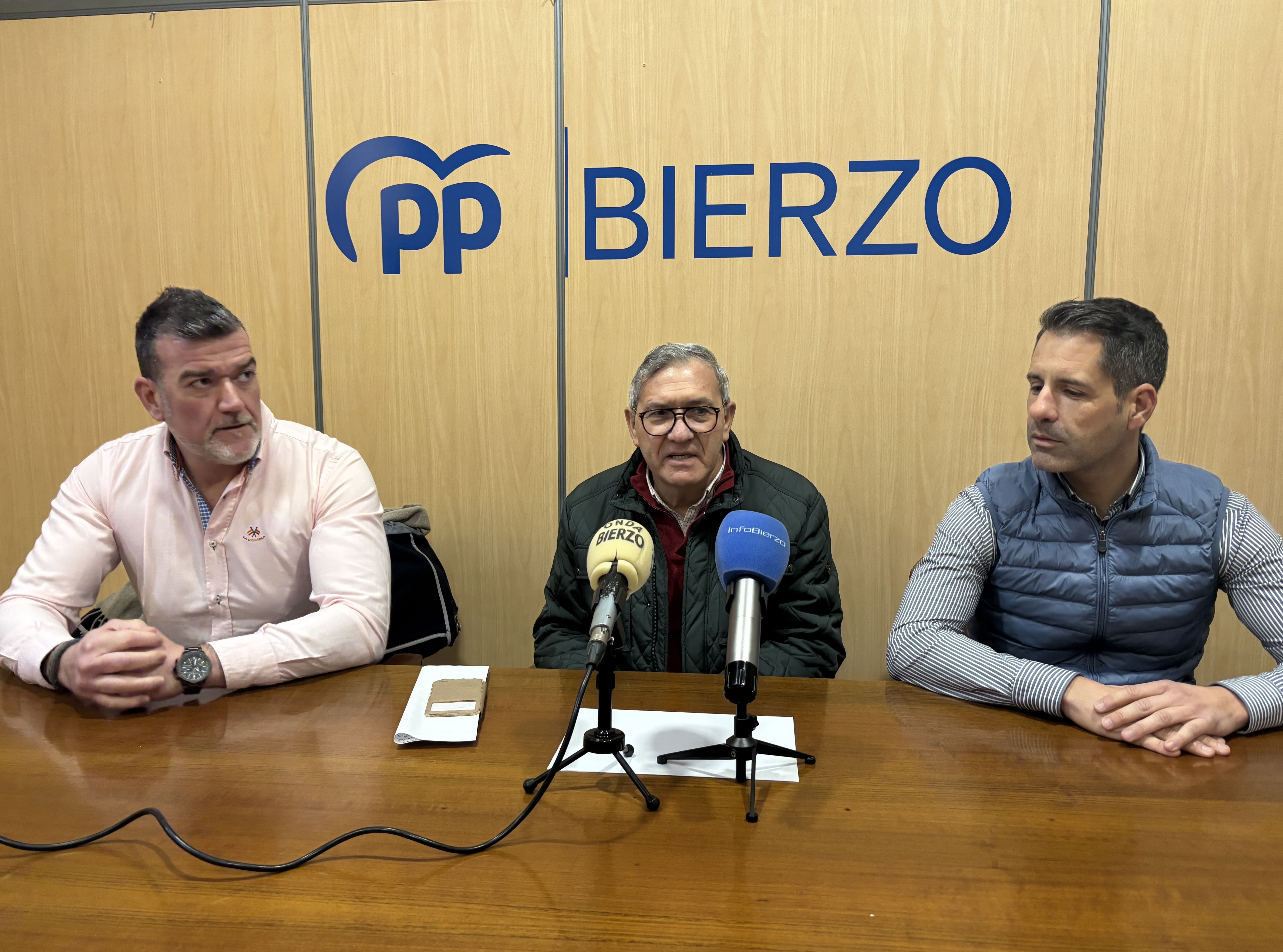 Grupo Municipal del Partido Popular en Cacabelos, en rueda de prensa. | JAVIER FERNÁNDEZ