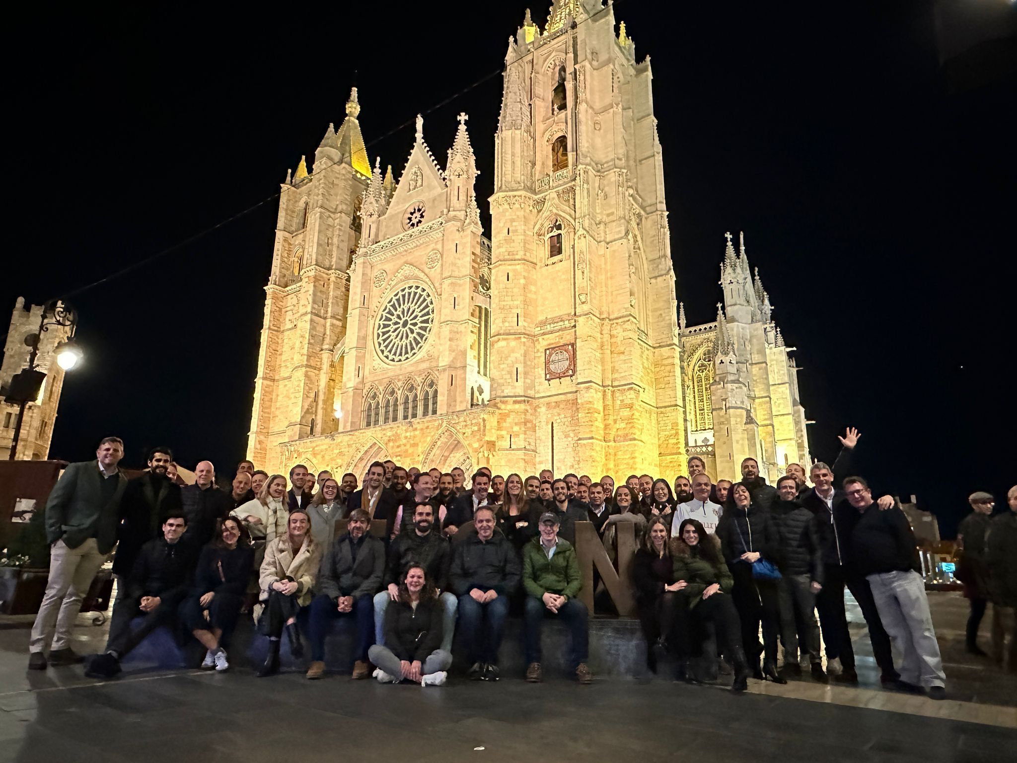 Equipo de Ebury con Juan Lobato (CEO Ebury) y Diego Llorente (Dtor Ebury León) en el centro sentados.