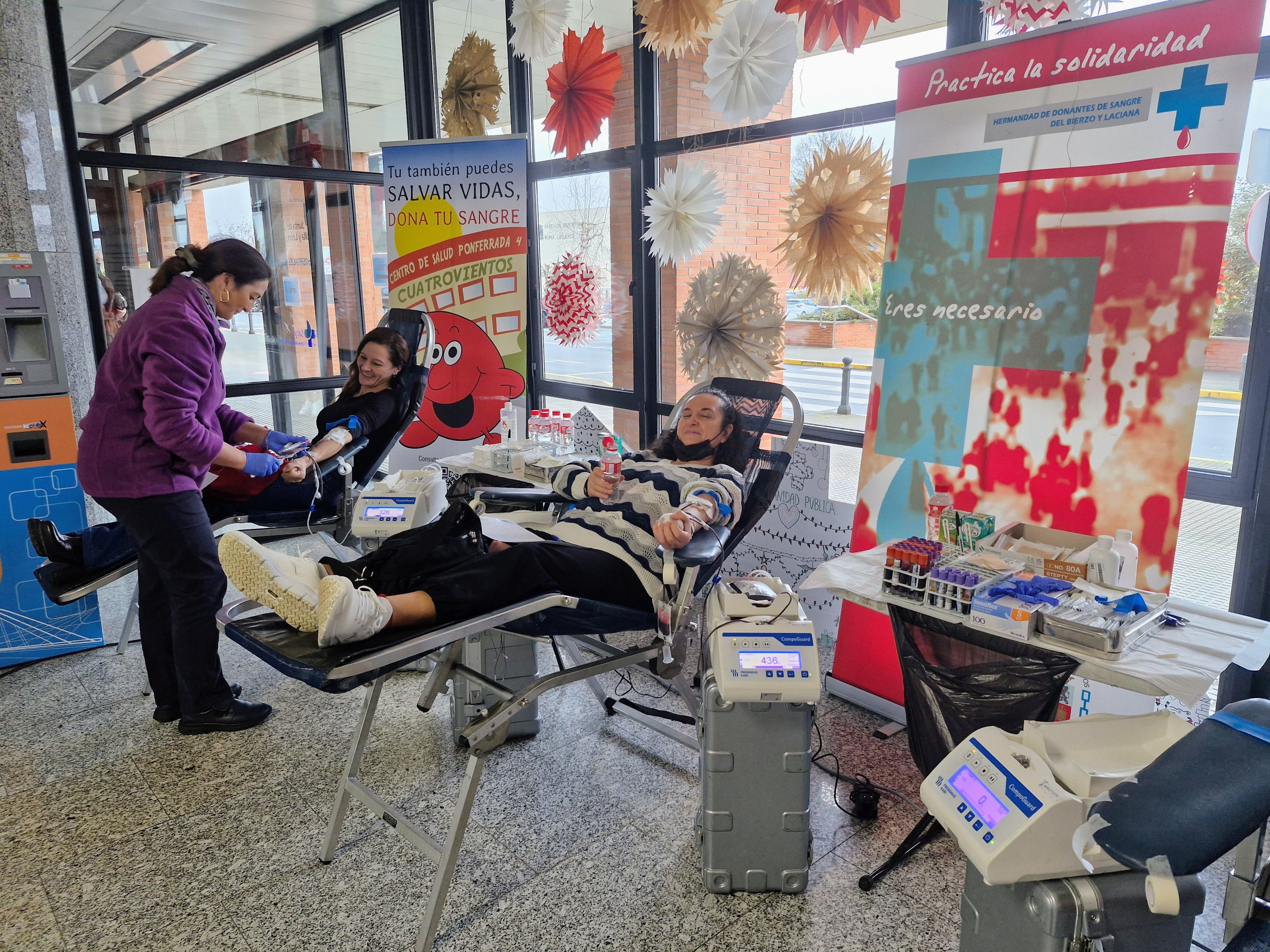 Dos personas en el maratón del Hospital El Bierzo donando sangre por primera vez.