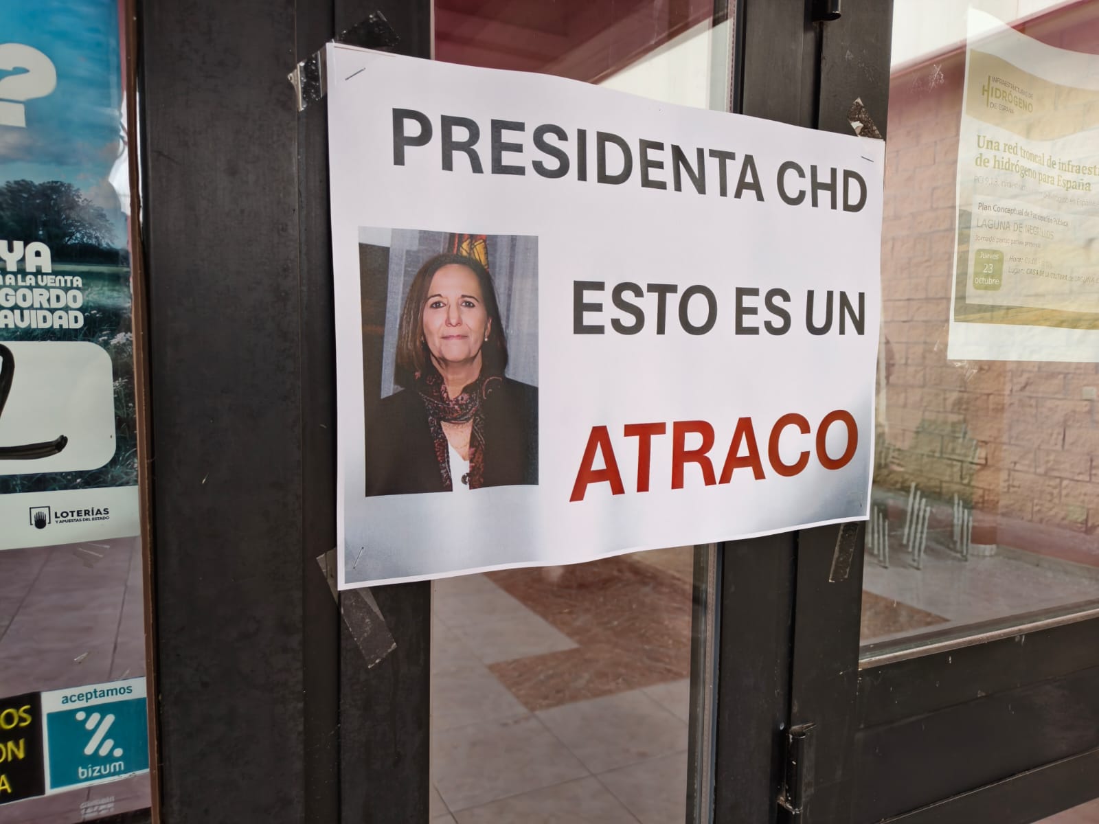 Carteles contra la gestión de la CHD durante la asamblea. | A.R.