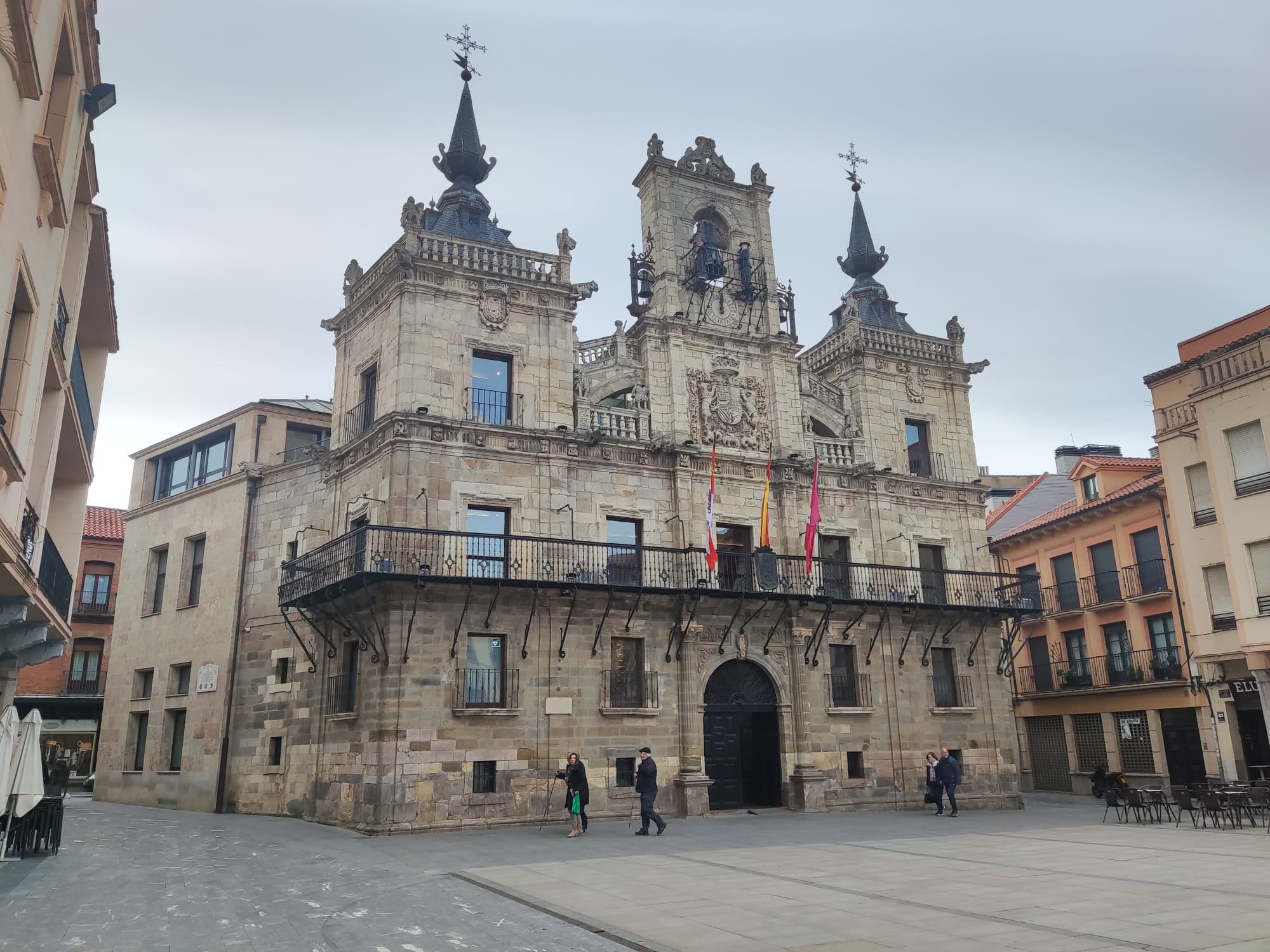 Vista de la fachada del Ayuntamiento de Astorga. | A. RODRÍGUEZ