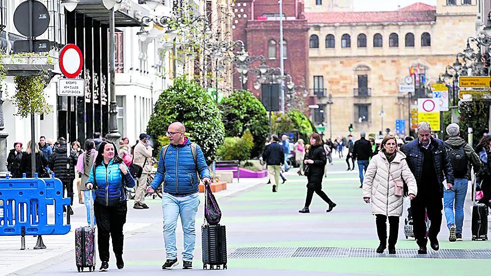 Más de 24.500 personas hicieron las maletas para irse o llegar a León en 2024. | SAÚL ARÉN