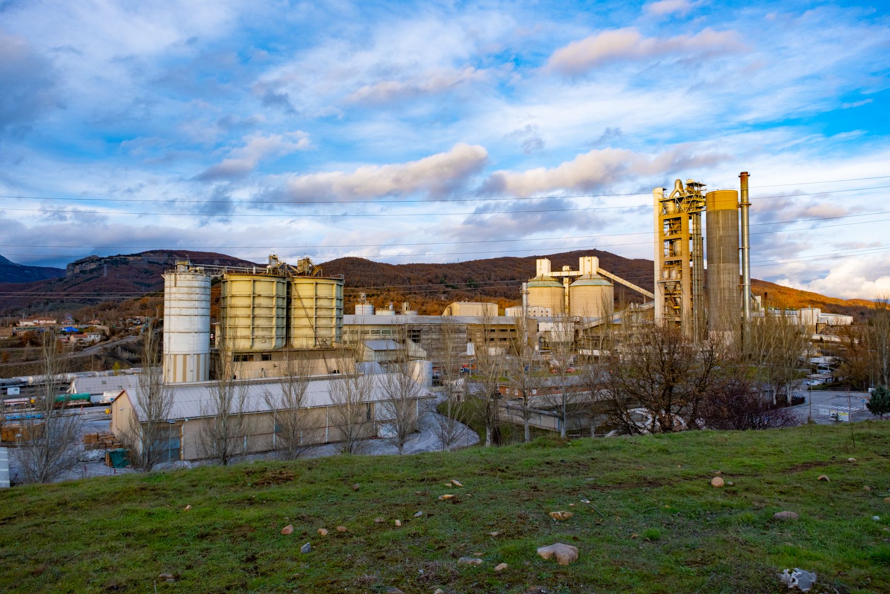 Fábrica de cementos de Tudela Veguín, en La Robla. Fábrica de cementos de Tudela Veguín, en La Robla.
