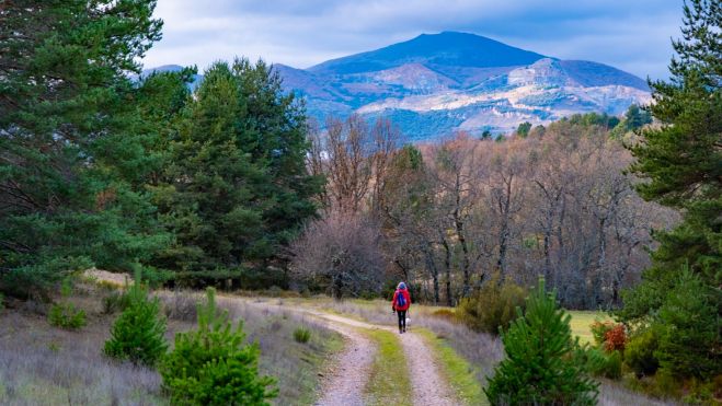 13 Camino con el pico Fontañán al fondo