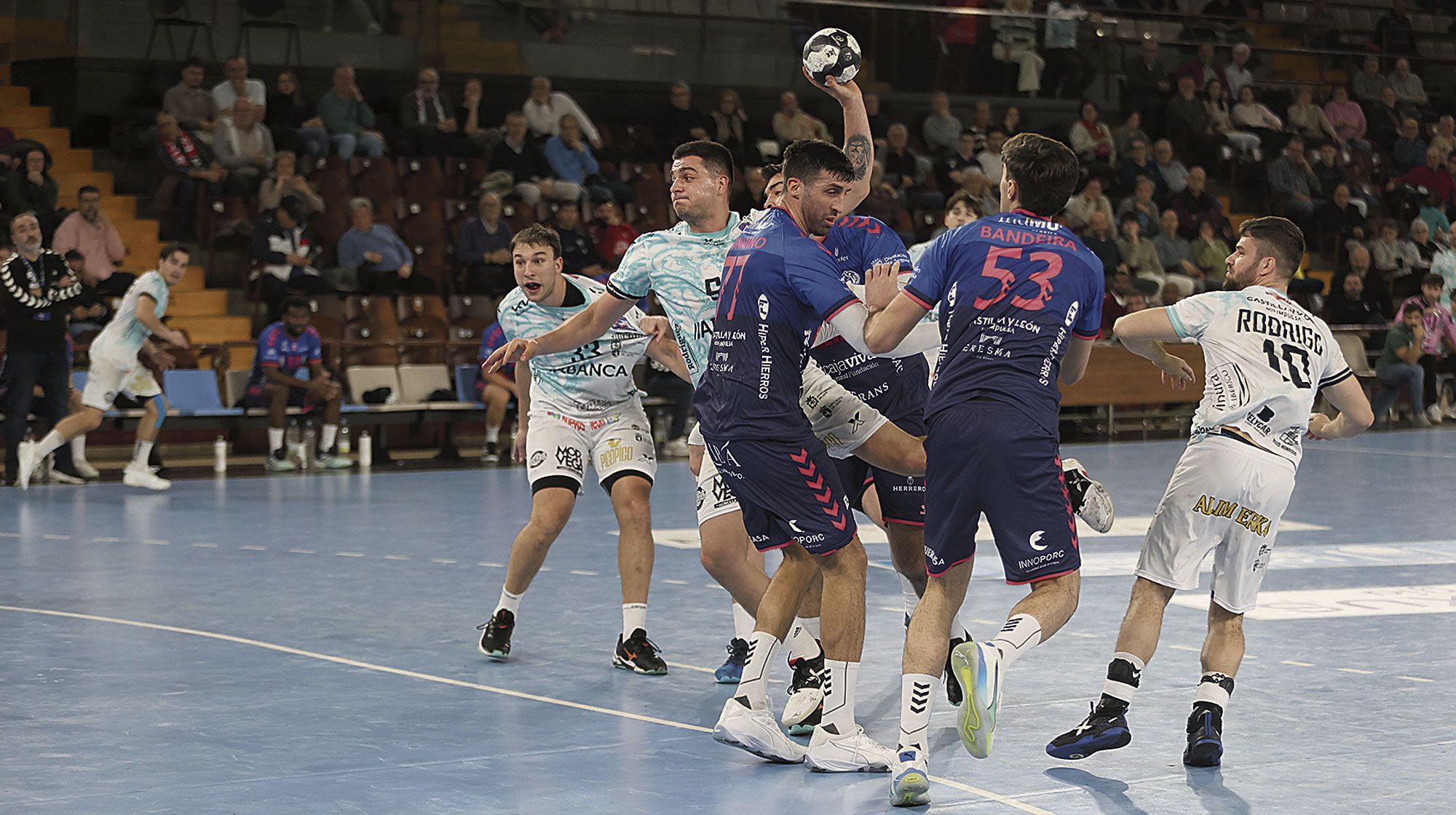 Edu Fernández, que fue el Ademar, entra entre los defensores del Nava para lanzar. | FERNANDO OTERO