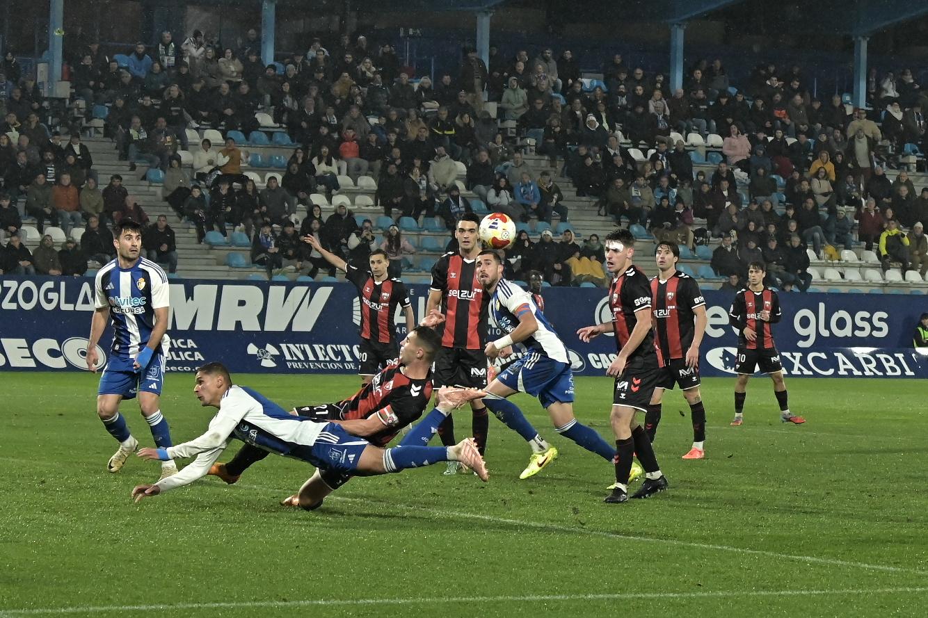 Un lance del último choque de liga en El Toralín entre la Ponferradina y el Arenas. | QUINITO