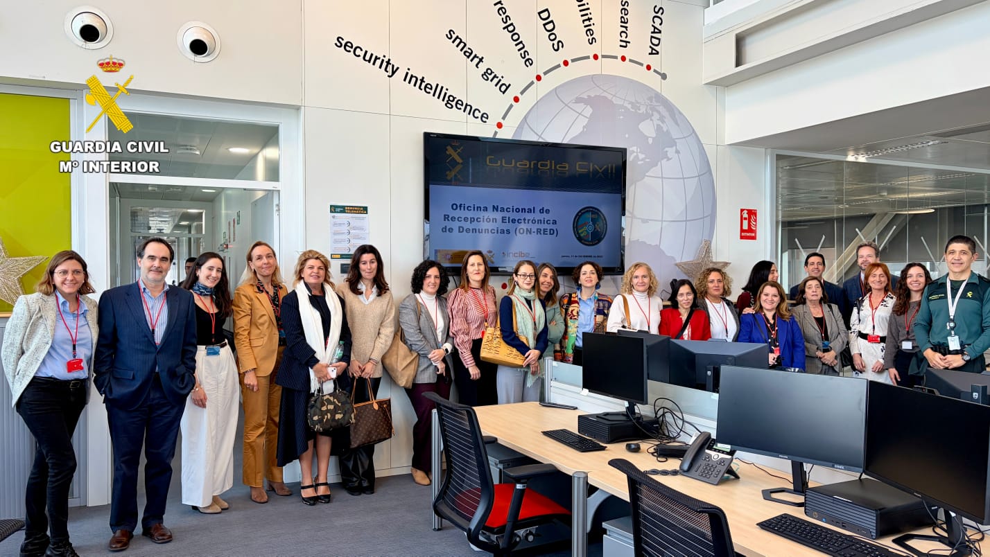 Foto de la visita a la cibercomandancia Foto de la visita a la cibercomandancia