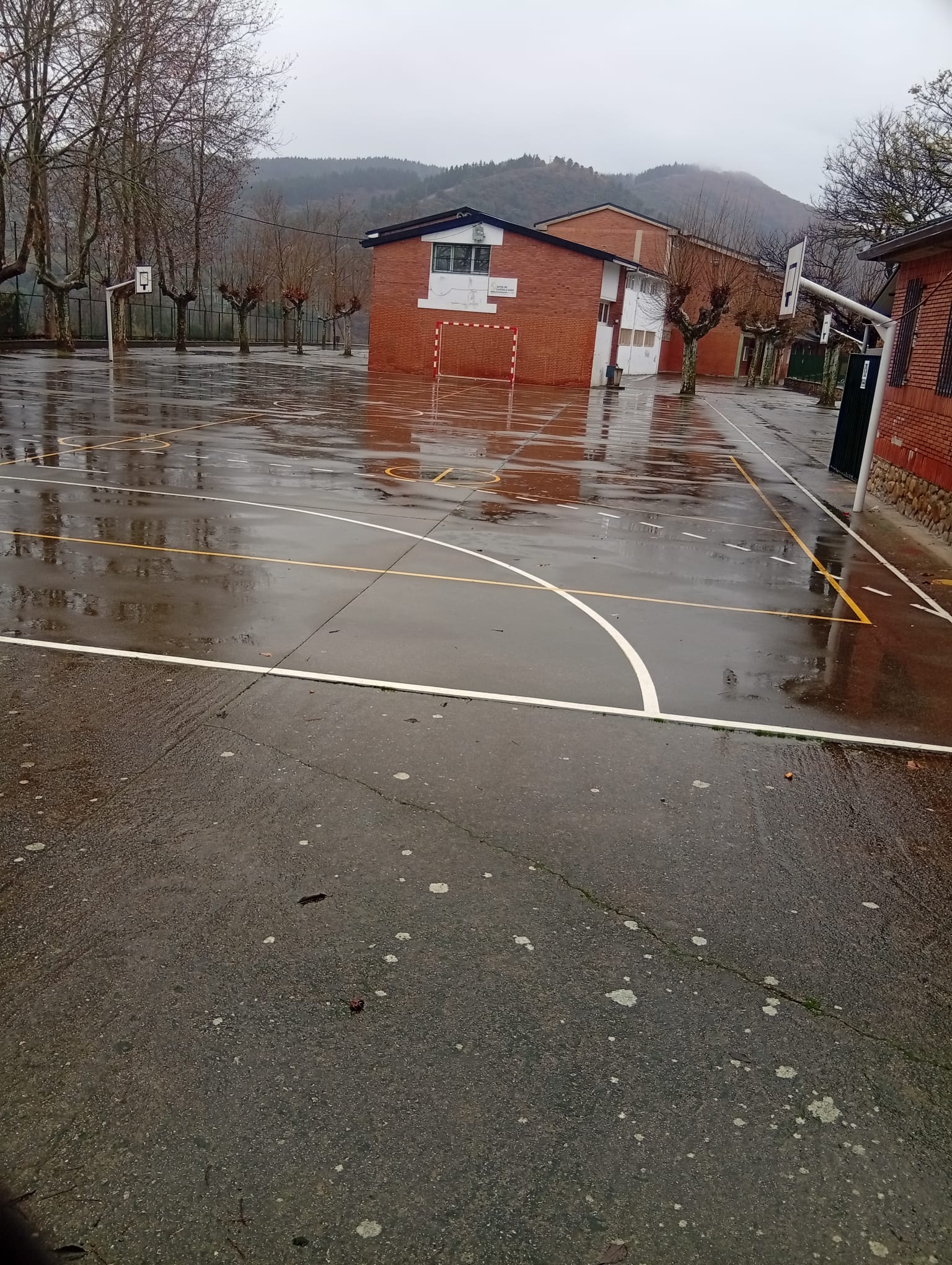 Los alumnos de La Borreca no pueden usar el patio en días de lluvia.