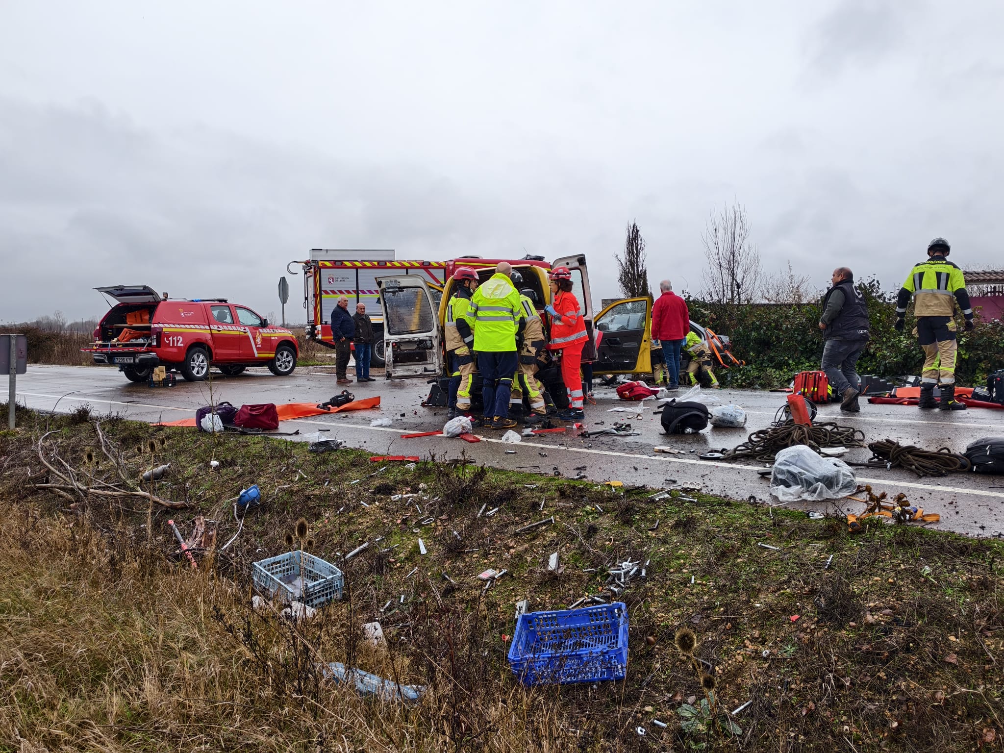 Los bomberos durante la excarcelación de los heridos. | A. R.
