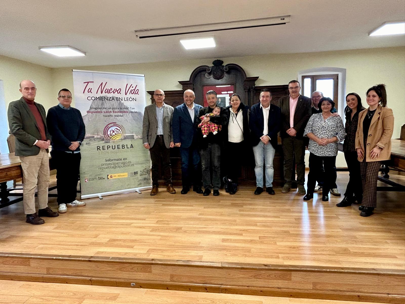 Foto de familia de la bienvenida a la familia en Cistierna