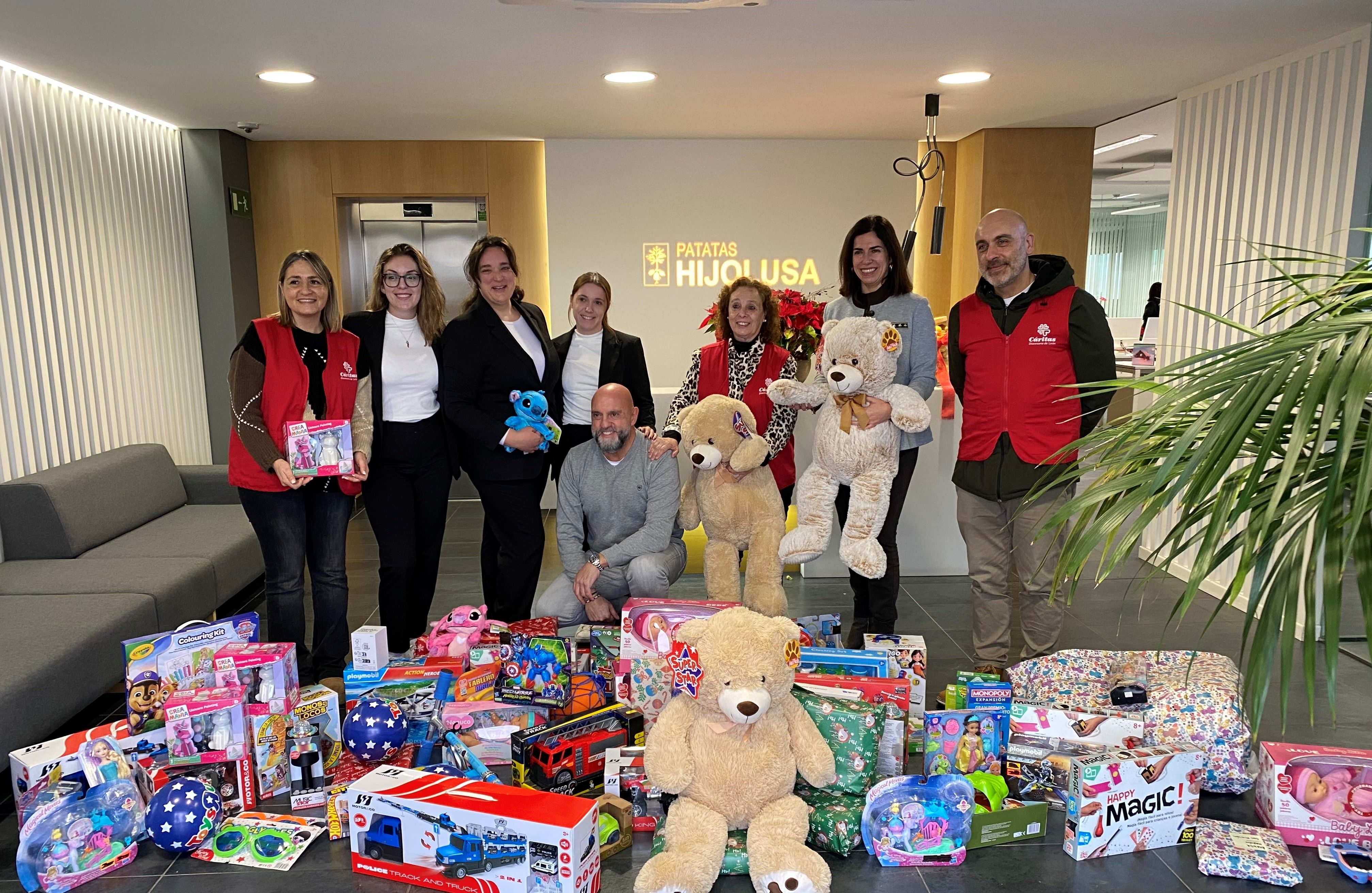 Foto de familia de la recogida de juguetes