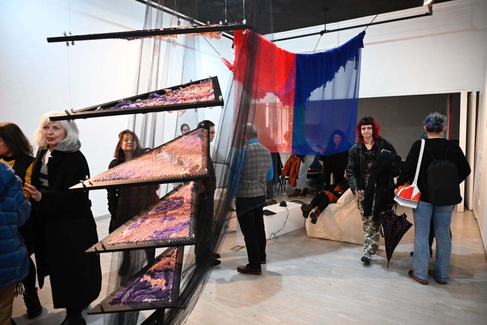 A la izquierda, la obra ‘El salto’ de Casandra Díez. A la derecha, en el fondo de la imagen, la pieza titulada ‘Habitate’ y realizada por Alejandro Ogueta. | SAÚL ARÉN