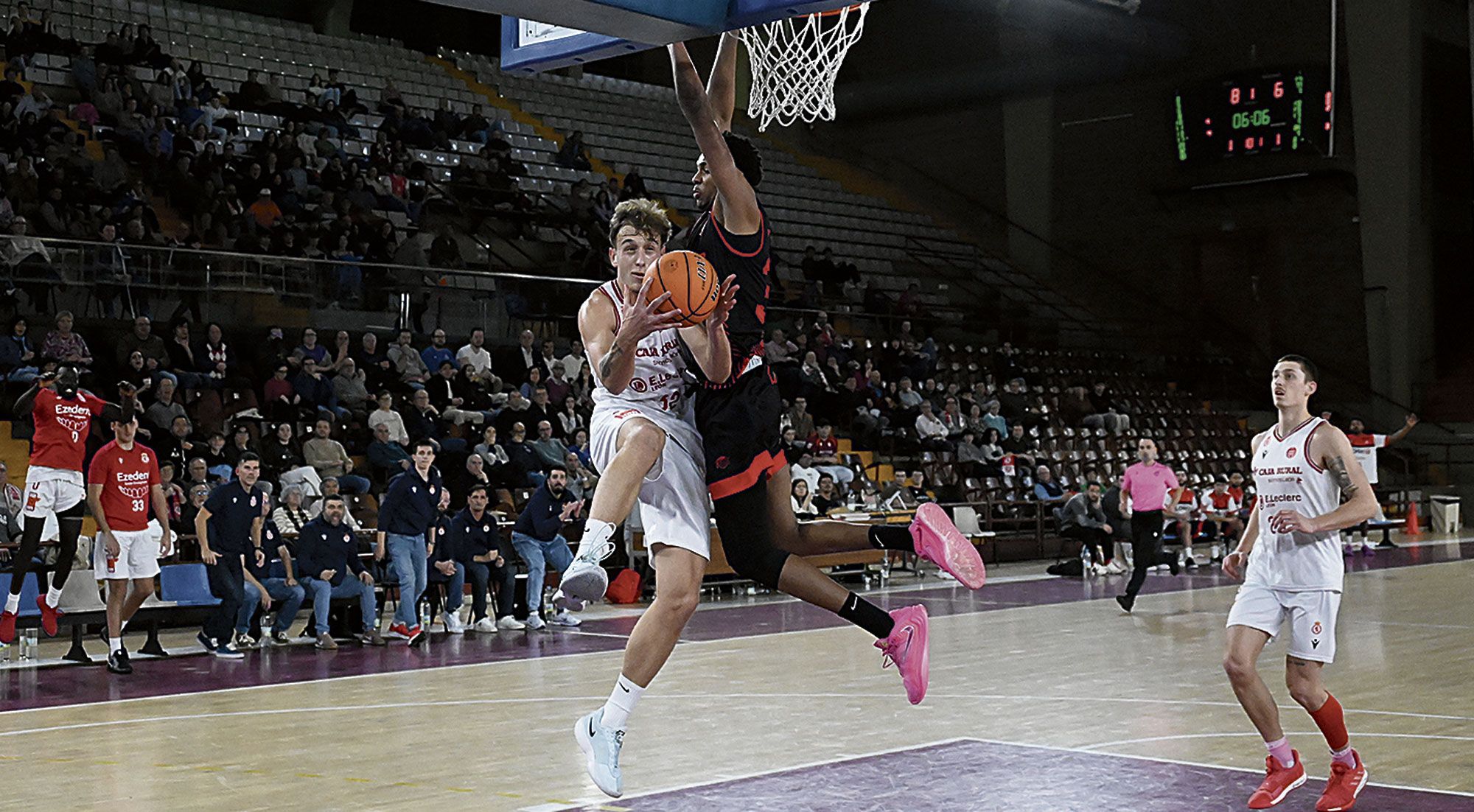 Jaime Llamas deja una bandeja en el choque de la Cultural ante el Logrobasket. | SAÚL ARÉN