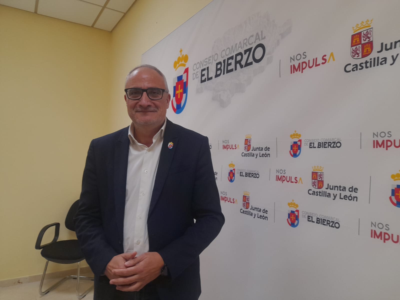 El presidente con el escudo de la comarca a su espalda, en la sede actual, de alquiler, del Consejo Comarcal.  | MAR IGLESIAS