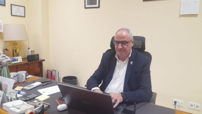 Ramón frente a su ordenador en el despacho del Consejo.| MAR IGLESIAS Ramón frente a su ordenador en el despacho del Consejo.| MAR IGLESIAS