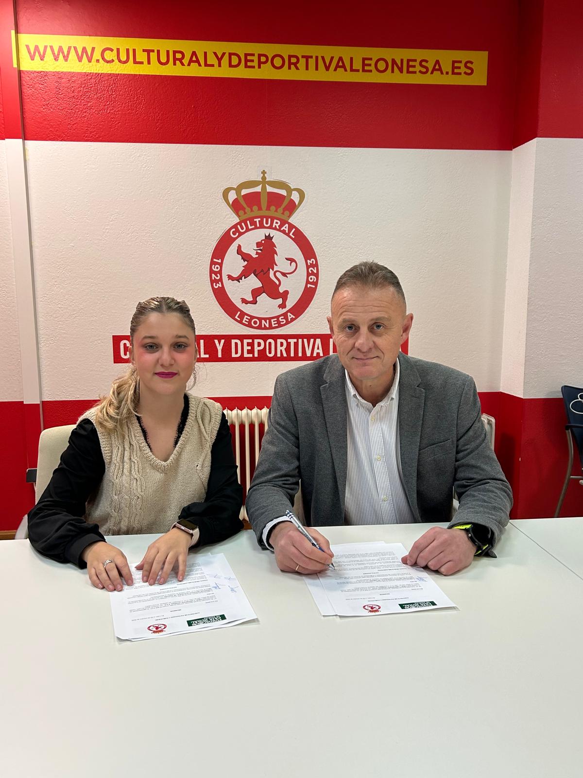 Un instante de la firma del acuerdo entre las dos entidades. L.N.C.