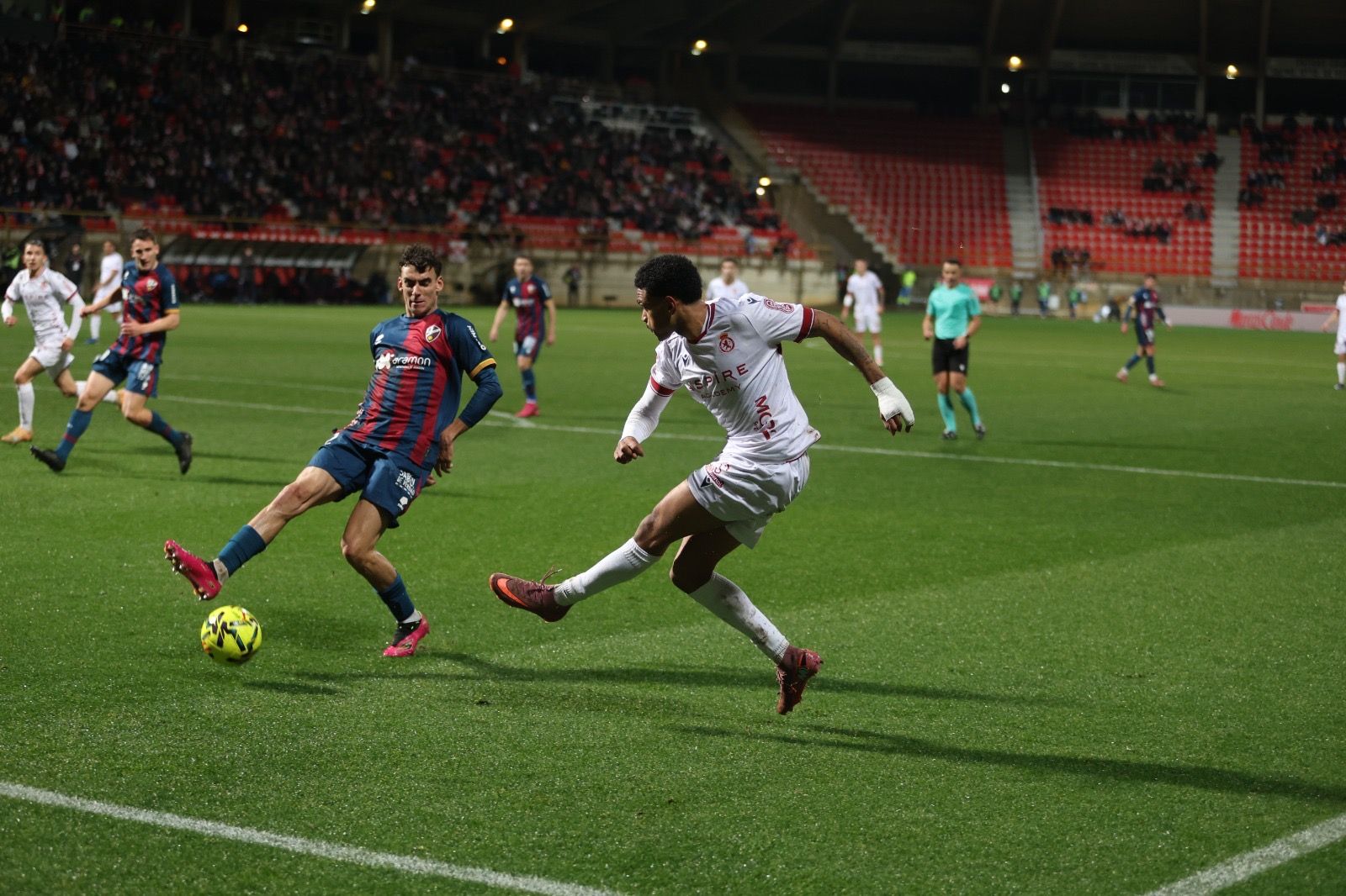 Mboula pone un centro durante el choque entre la Cultural y el Huesca. | FERNANDO OTERO