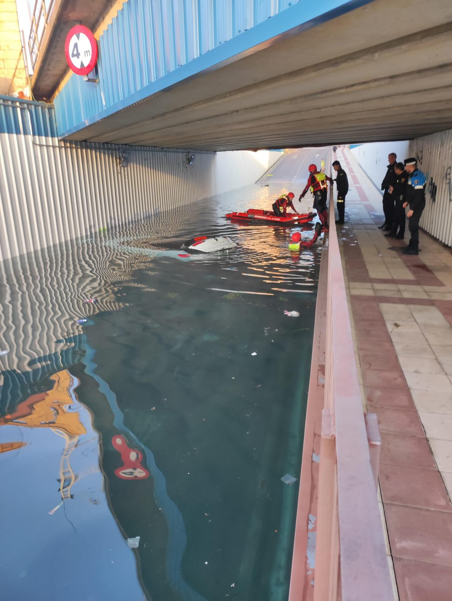 Vehículo atrapado en el túnel de San Andrés este sábado. | L.N.C. Vehículo atrapado en el túnel de San Andrés este sábado. | L.N.C.