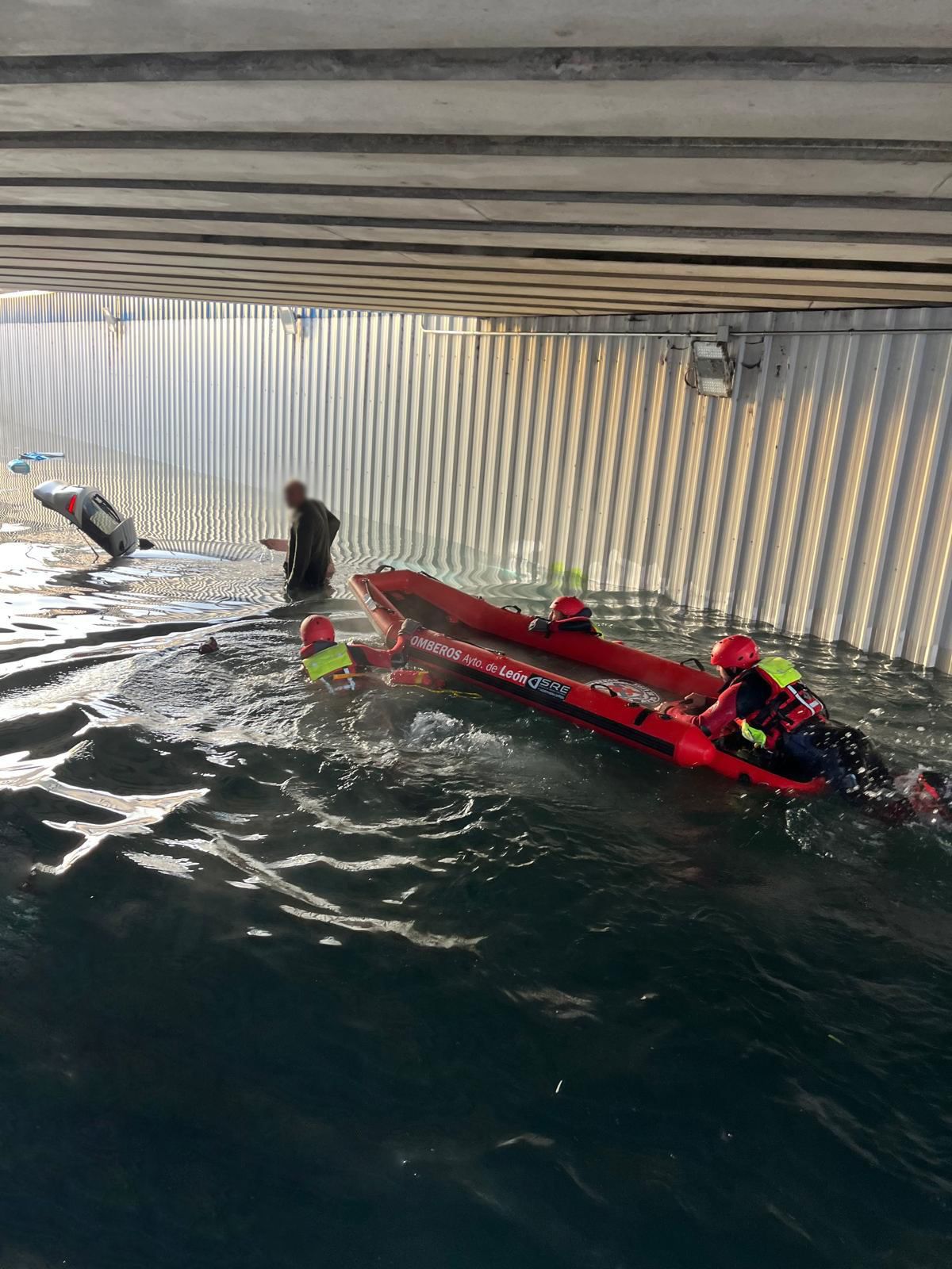 Los bomberos durante el rescate. | BOMBEROS DE LEÓN Los bomberos durante el rescate. | BOMBEROS DE LEÓN