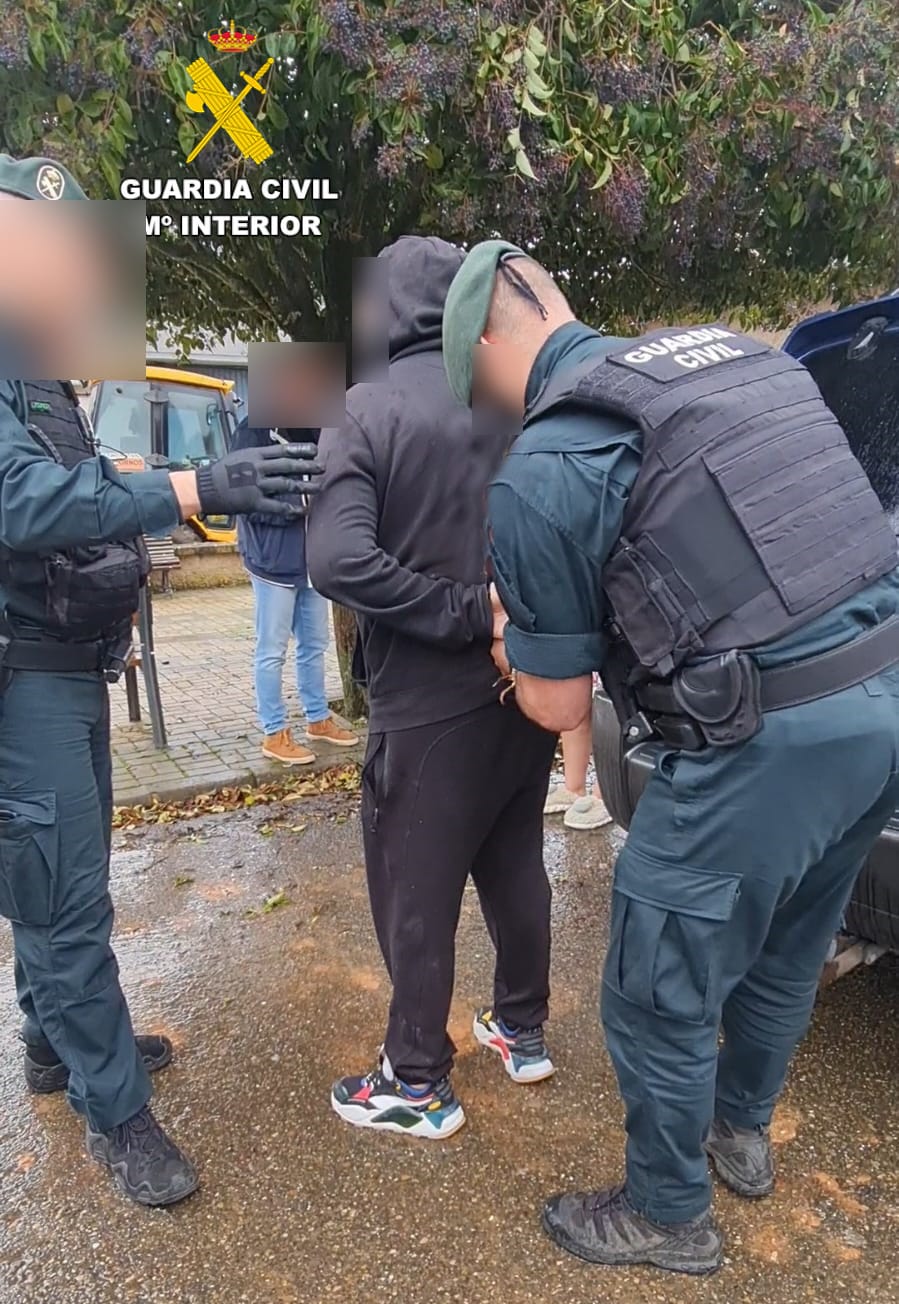 La Guardia Civil durante la detención del varón. | L.N.C.