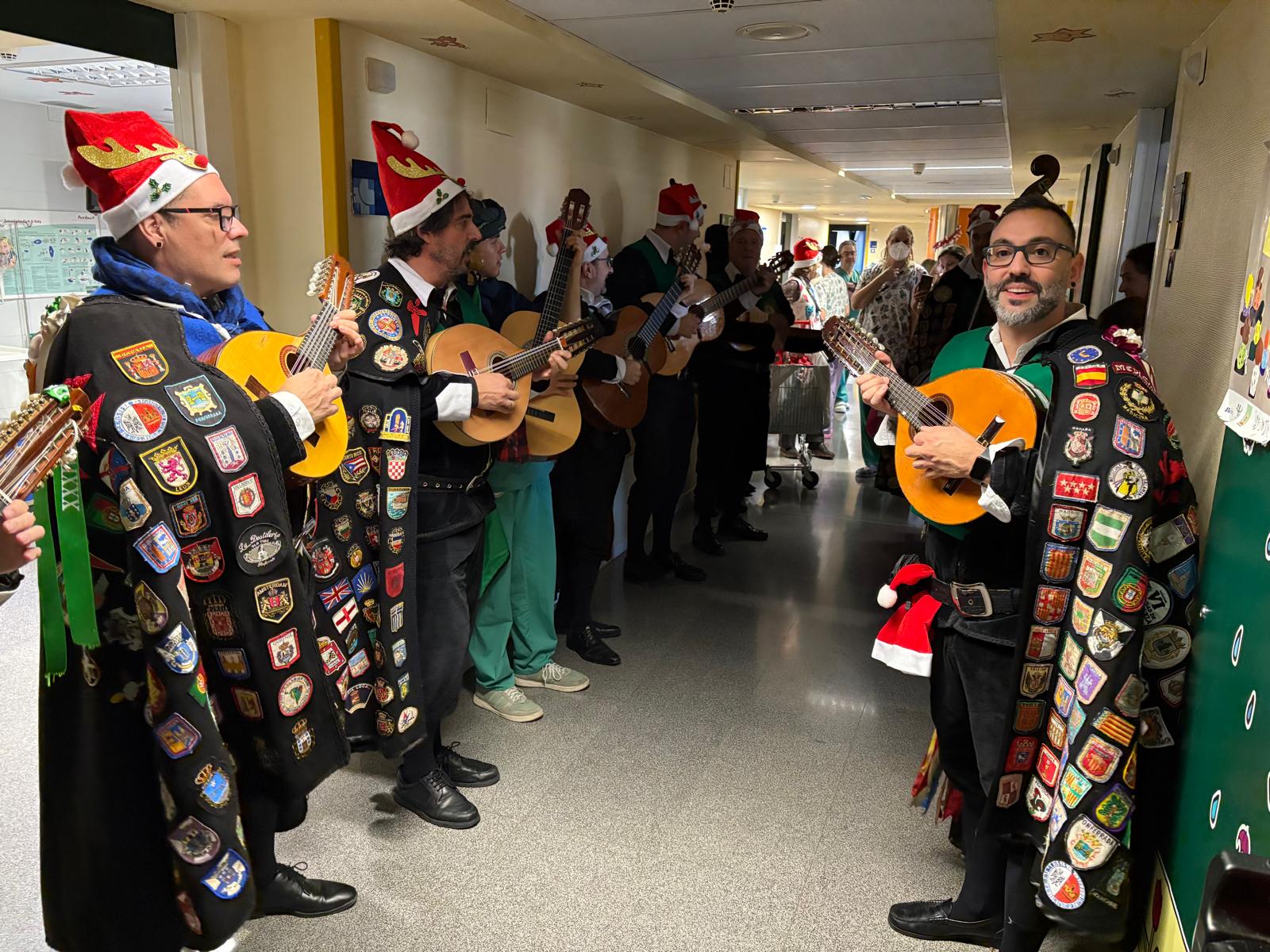 Un instante de la visita de la tuna. Un instante de la visita de la tuna.