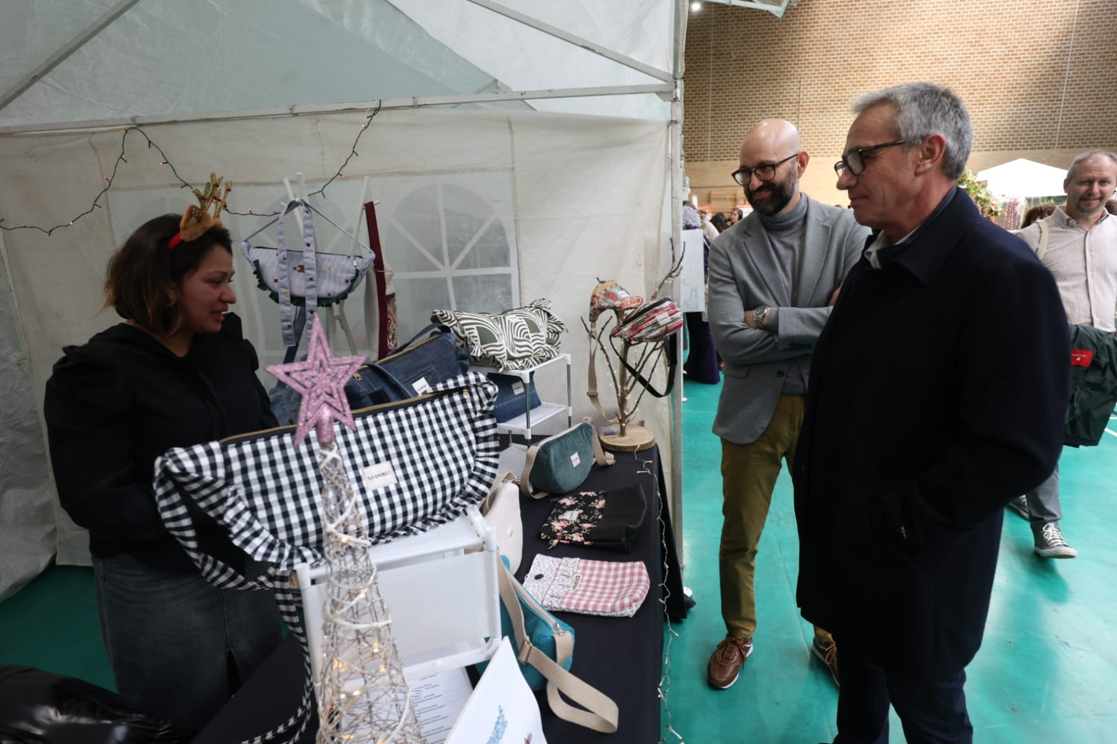 Un instante de la inauguración oficial de la muestra. | FERNANDO OTERO Un instante de la inauguración oficial de la muestra. | FERNANDO OTERO