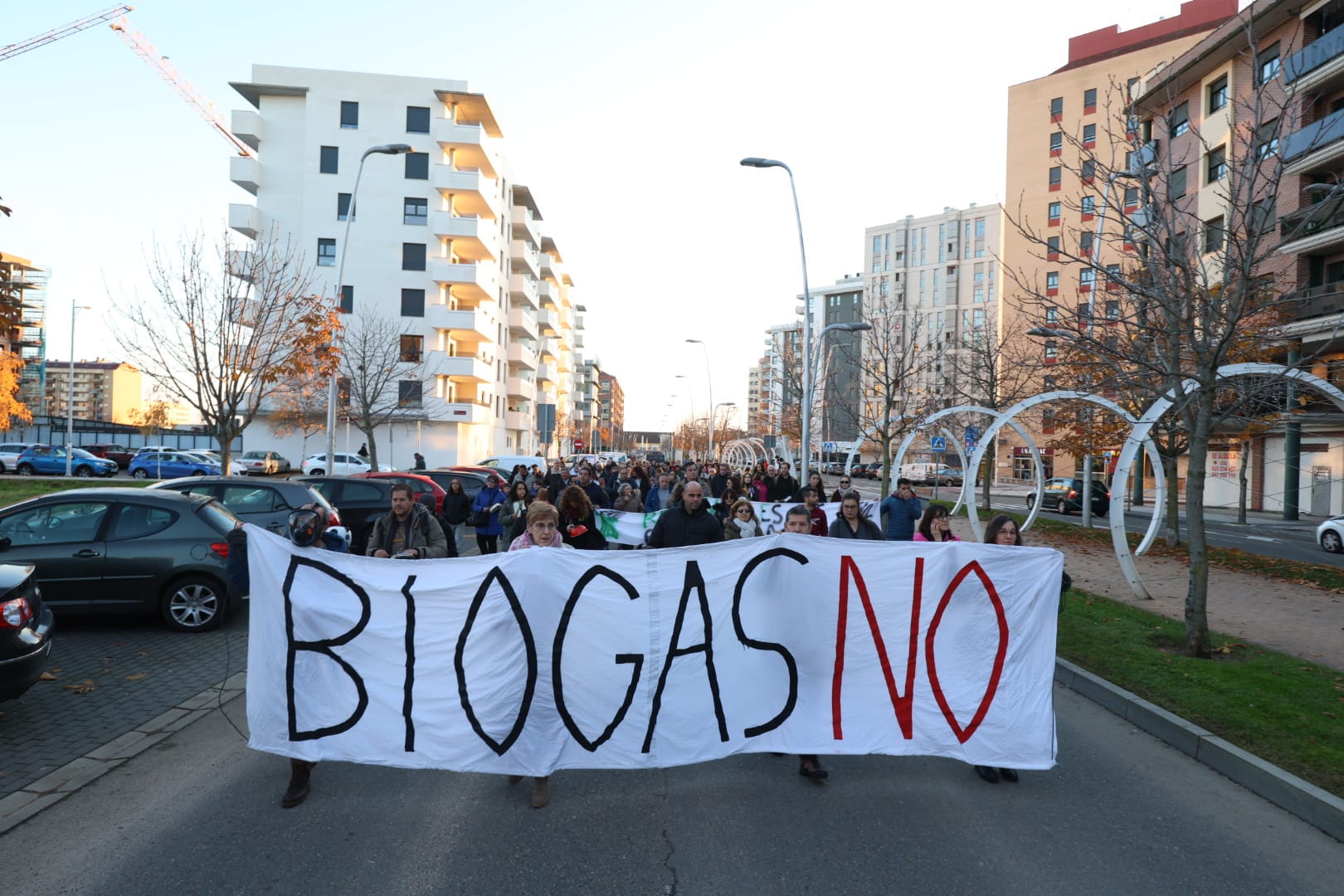 Un instante de la cacerolada convocada este sábado en La Lastra. | FERNANDO OTERO