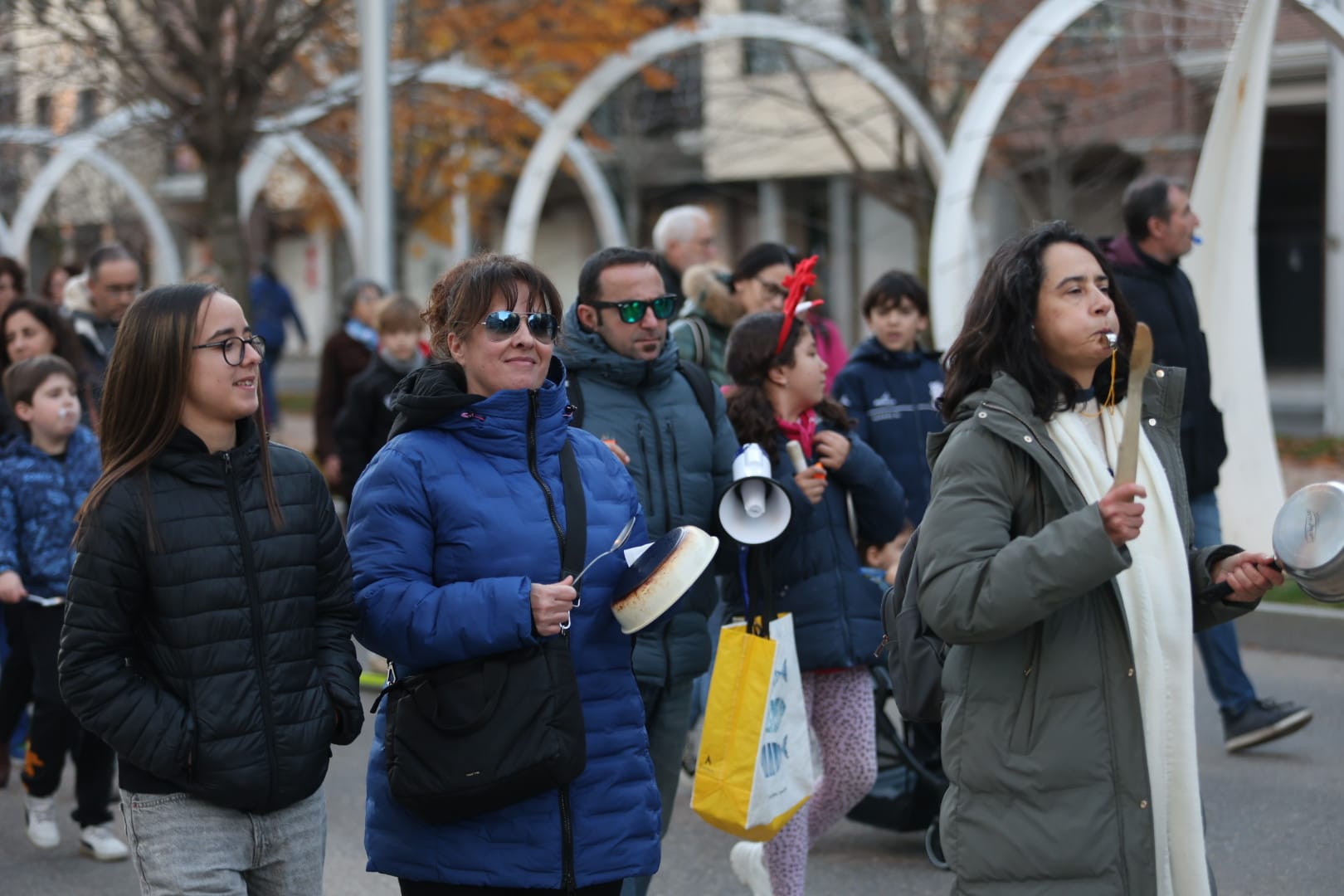 Cacerolada por la zona de La Lastra de este sábado. | FERNANDO OTERO Cacerolada por la zona de La Lastra de este sábado. | FERNANDO OTERO