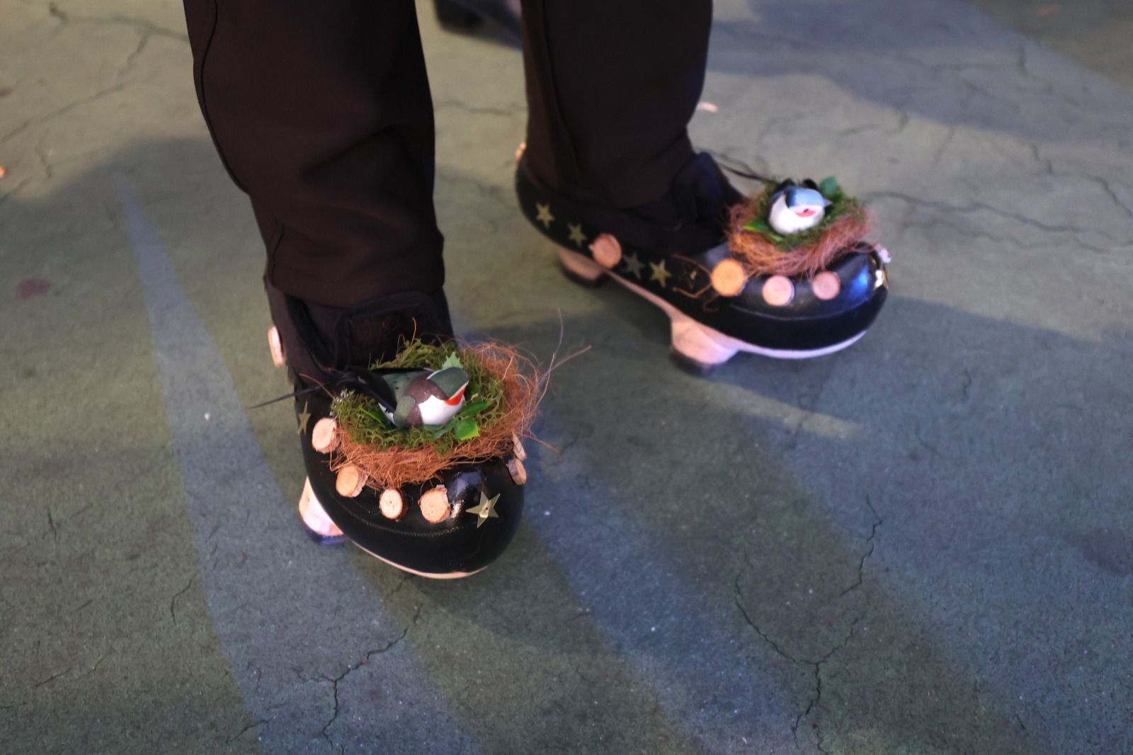 Madreñas decoradas para la ocasión. | FERNANDO OTERO Madreñas decoradas para la ocasión. | FERNANDO OTERO