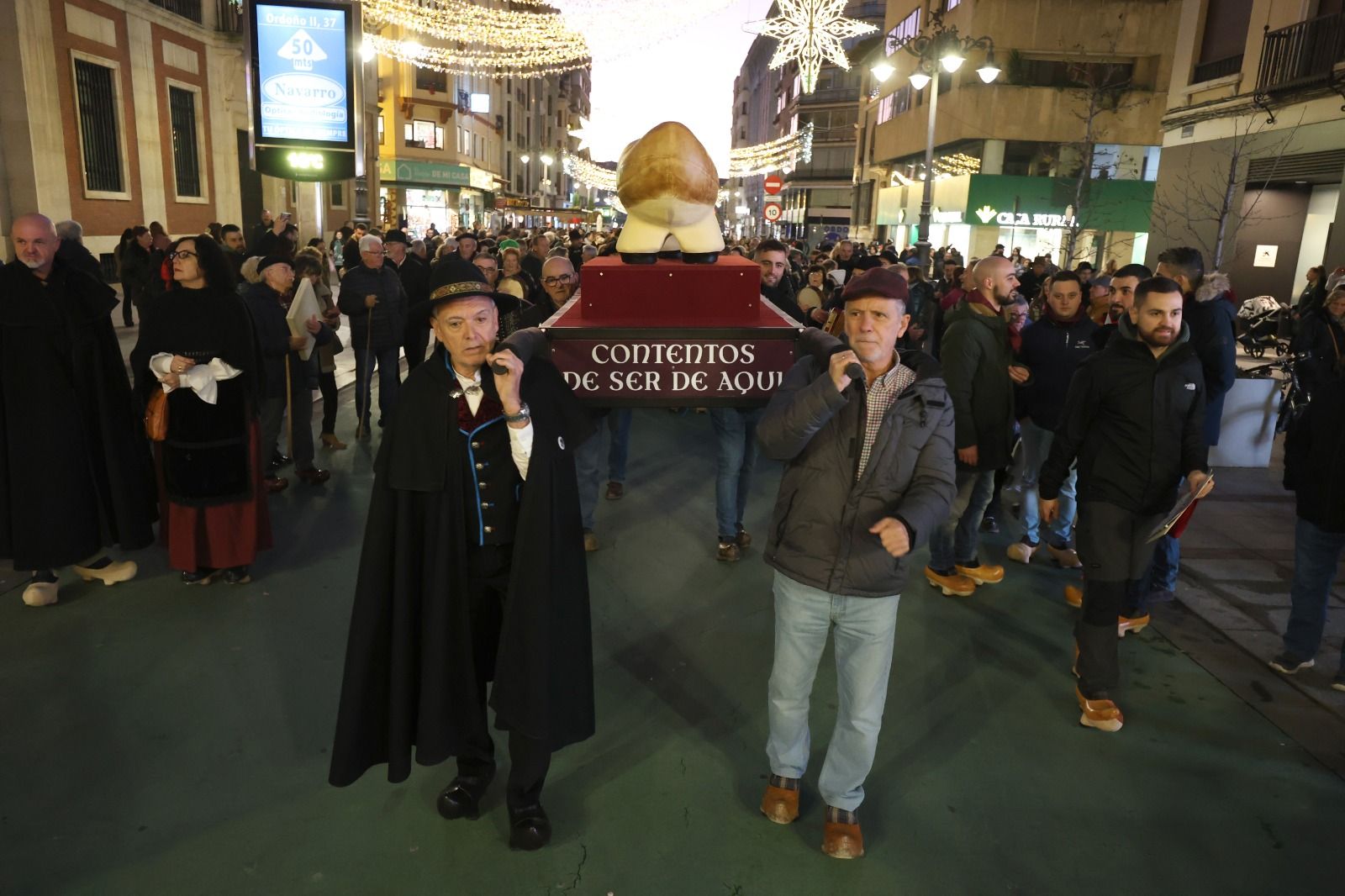 Cientos de personas participaron en la iniciativa. | FERNANDO OTERO Cientos de personas participaron en la iniciativa. | FERNANDO OTERO