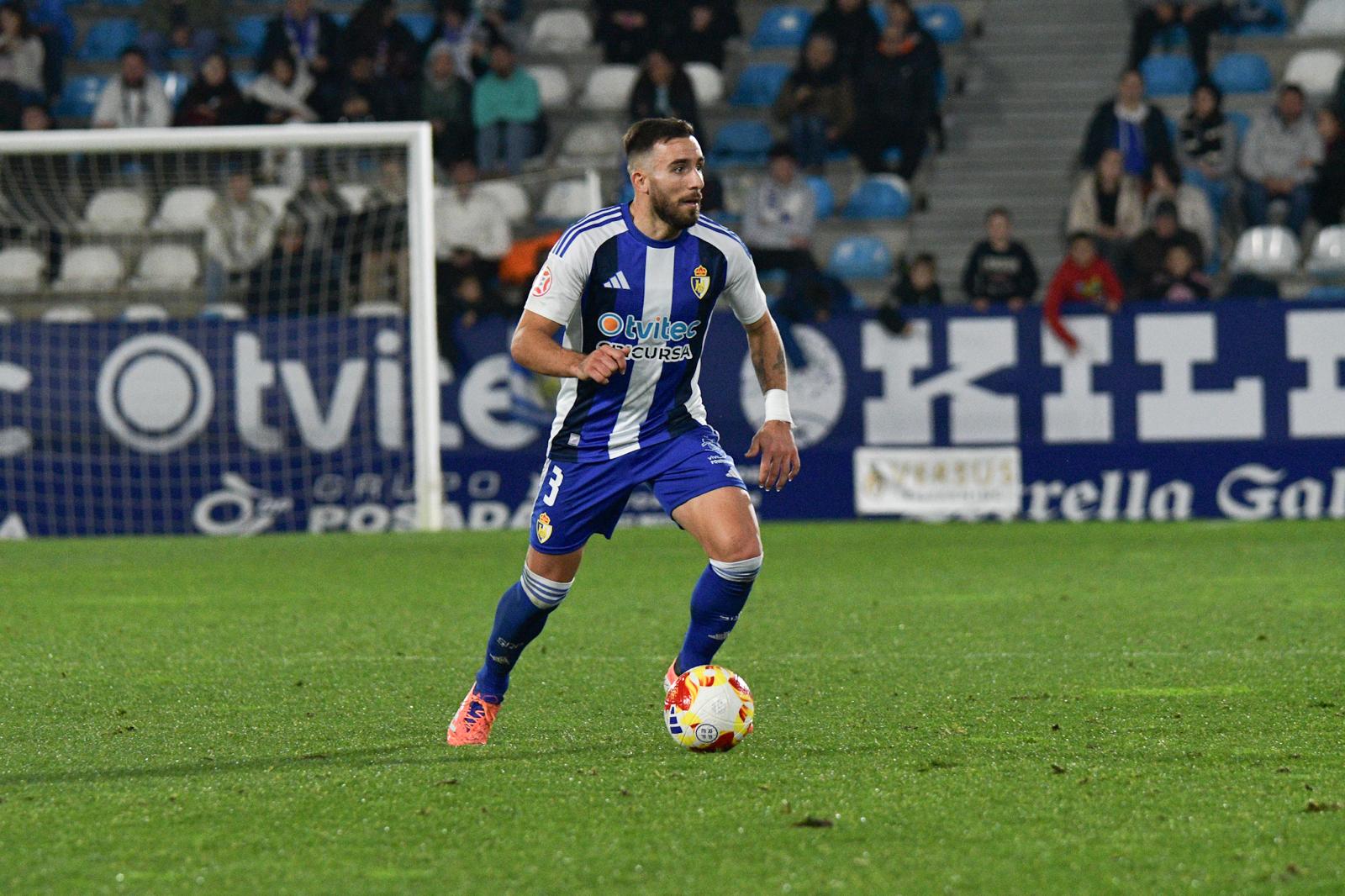 Germán Nóvoa conduce el balón durante el encuentro frente al Arenteiro. QUINITO