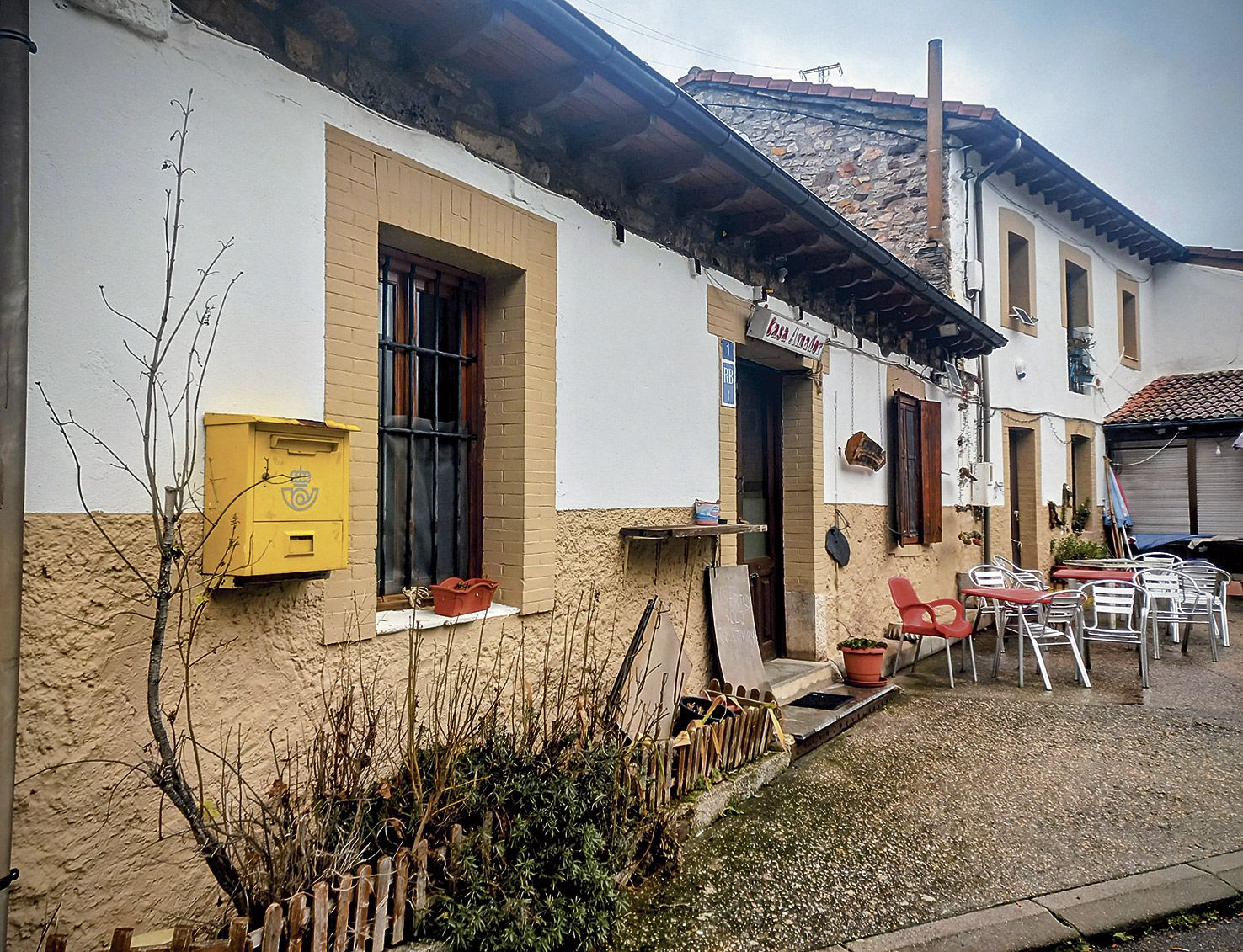 La fachada de la Venta de Getino en la actualidad, en una semana la histórica casa de comidas, la última de las tres que hubo en el pueblo, cierra. | F. FERNÁNDEZ La fachada de la Venta de Getino en la actualidad, en una semana la histórica casa de comidas, la última de las tres que hubo en el pueblo, cierra. | F. FERNÁNDEZ
