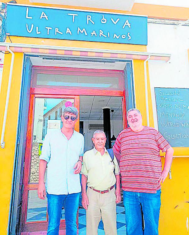 Francisco Martínez, José Quindós y un amigo unidos a 815 kilómetros de su tierra, en Altea. Francisco Martínez, José Quindós y un amigo unidos a 815 kilómetros de su tierra, en Altea.
