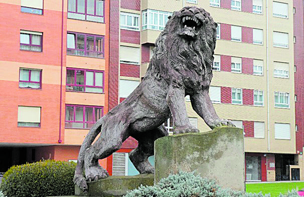 El león procedente de México ubicado en Eras de Renueva. | GREGORIO F. CASTAÑÓN El león procedente de México ubicado en Eras de Renueva. | GREGORIO F. CASTAÑÓN