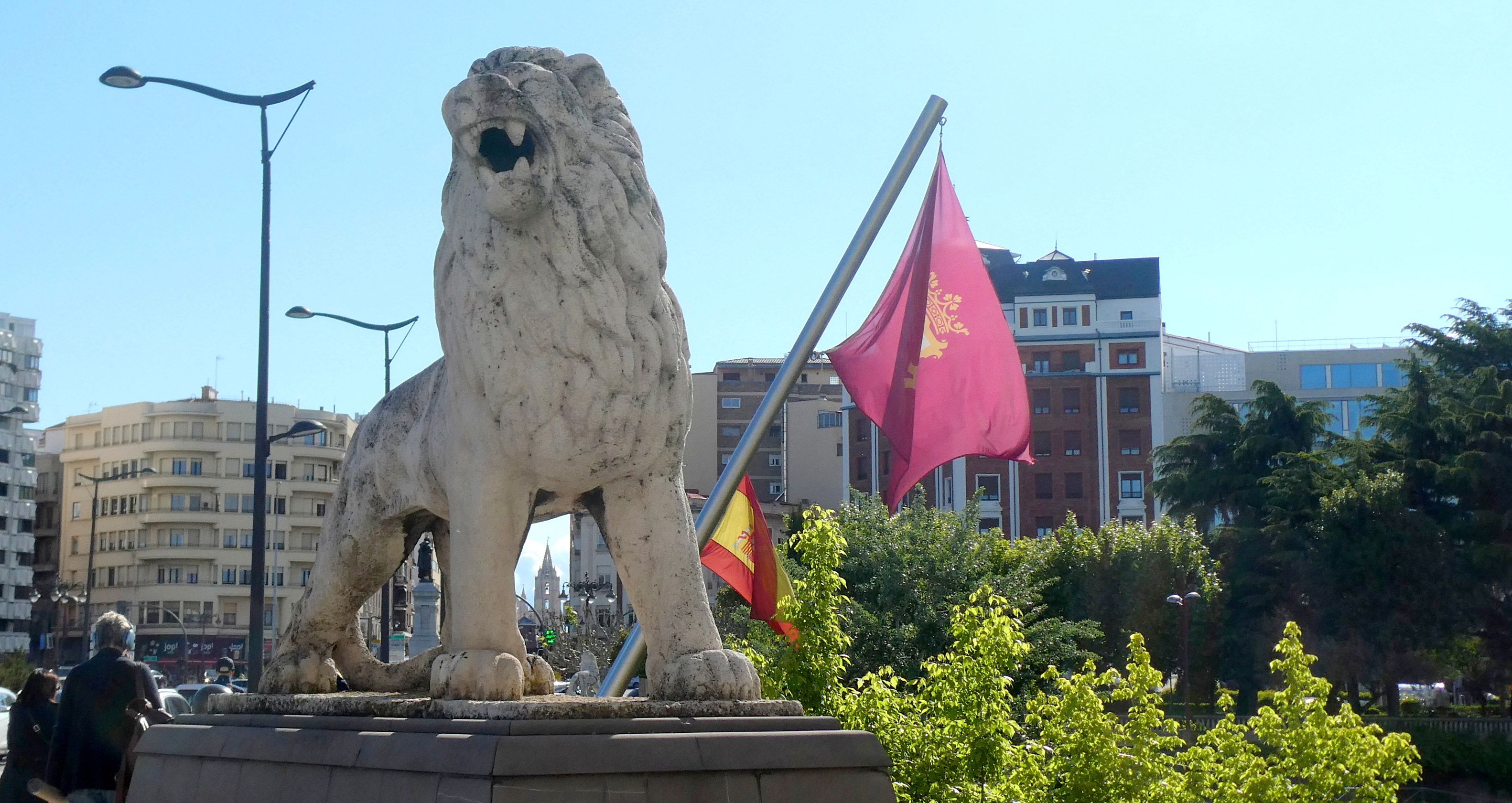 León en el «Puente de la estación». | GREGORIO F. CASTAÑÓN León en el «Puente de la estación». | GREGORIO F. CASTAÑÓN